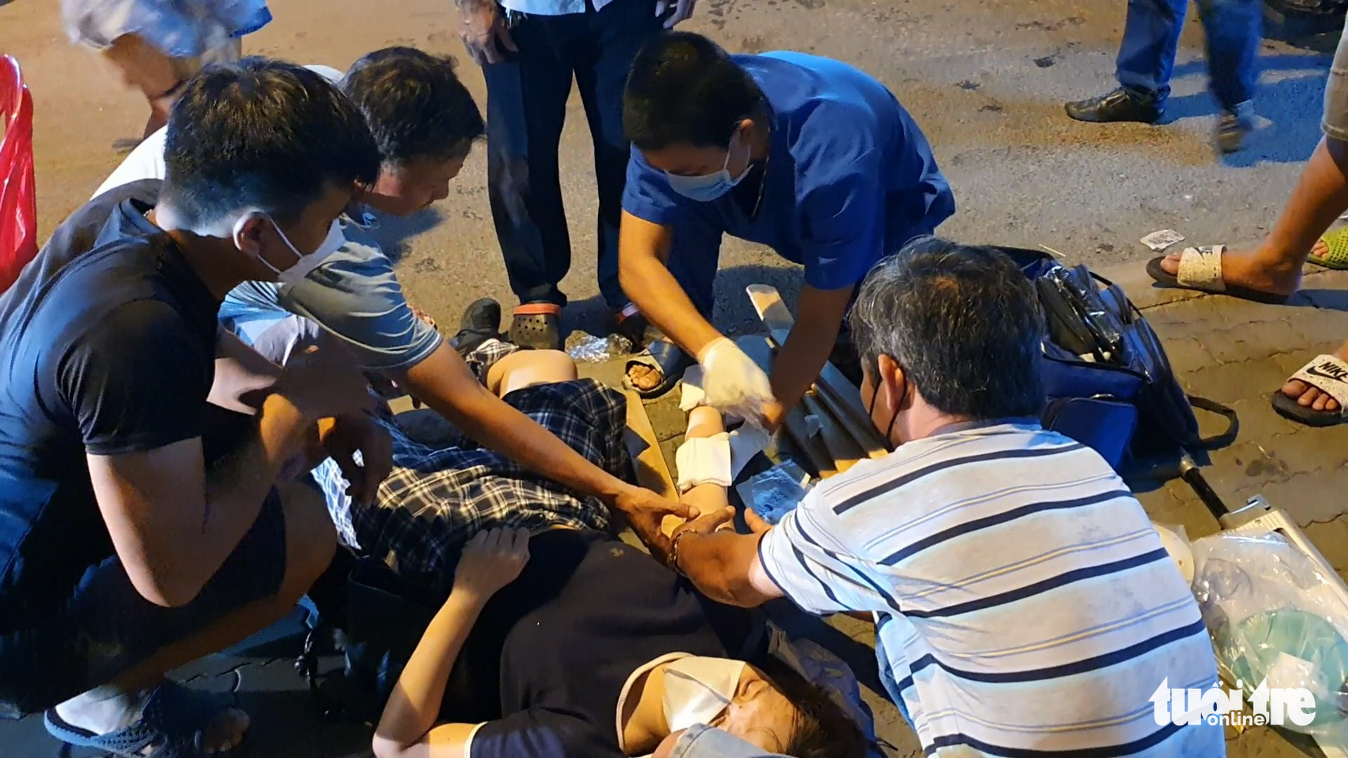 Medics provide first aid to a wounded victim in Thu Duc City, Ho Chi Minh City, May 5, 2022. Photo: Minh Hoa / Tuoi Tre