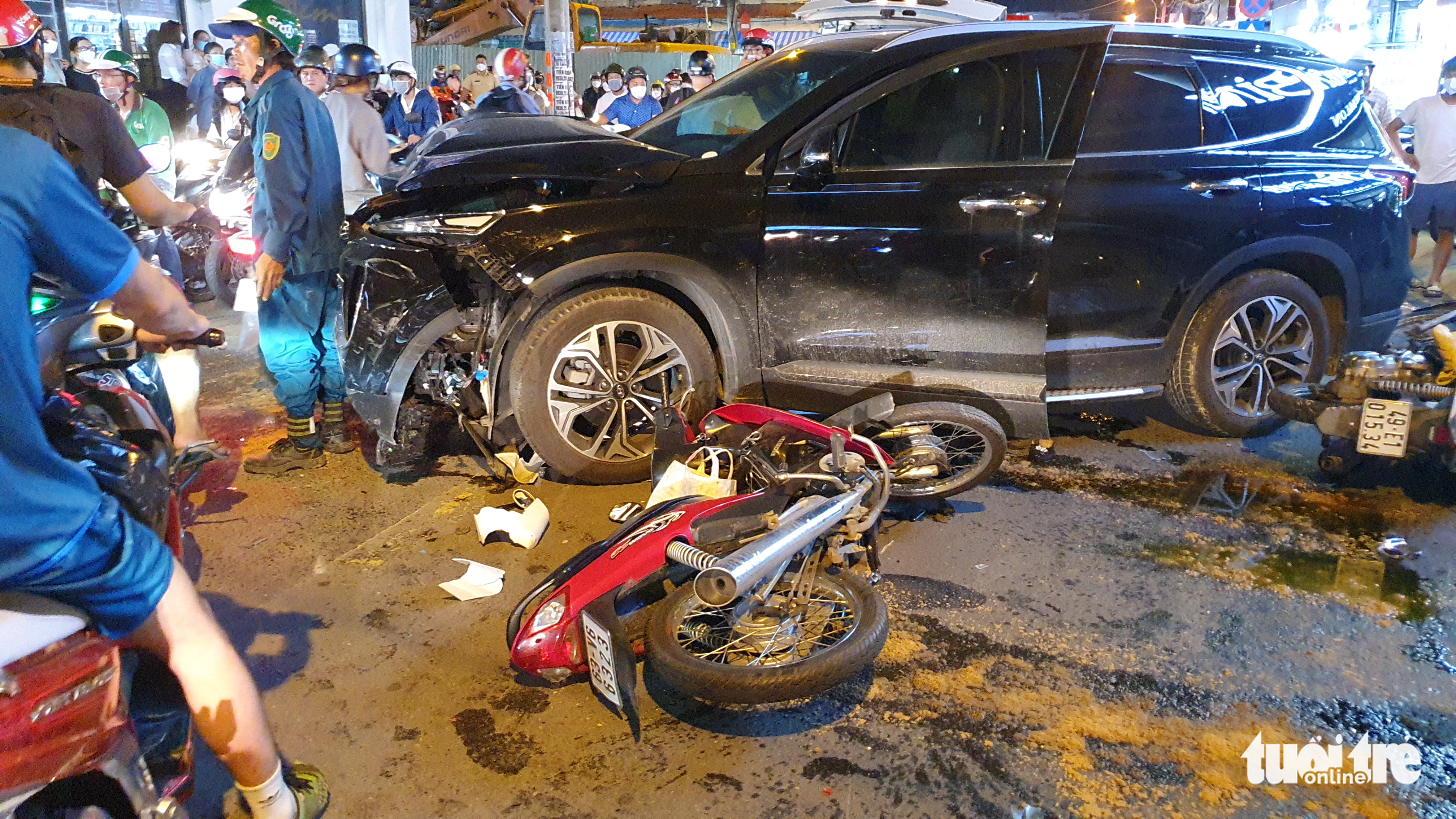 Multiple motorcycles are damaged following the crash in Thu Duc City, Ho Chi Minh City, May 5, 2022. Photo: Minh Hoa / Tuoi Tre