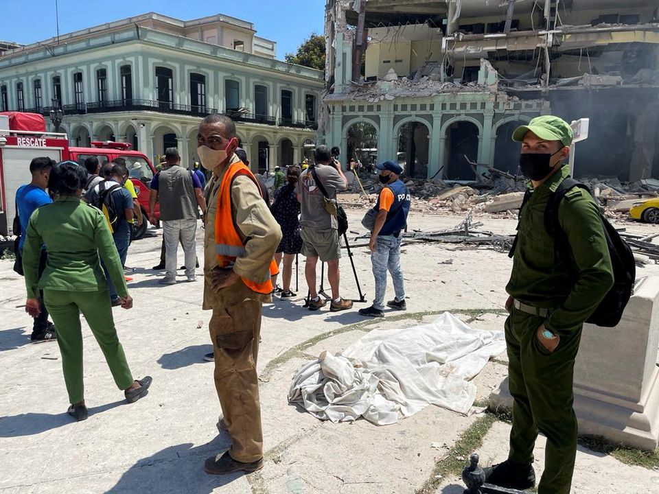 The covered body of a victim lies on the street after an explosion destroyed the Hotel Saratoga, in Havana, Cuba May 6, 2022. Photo: Reuters