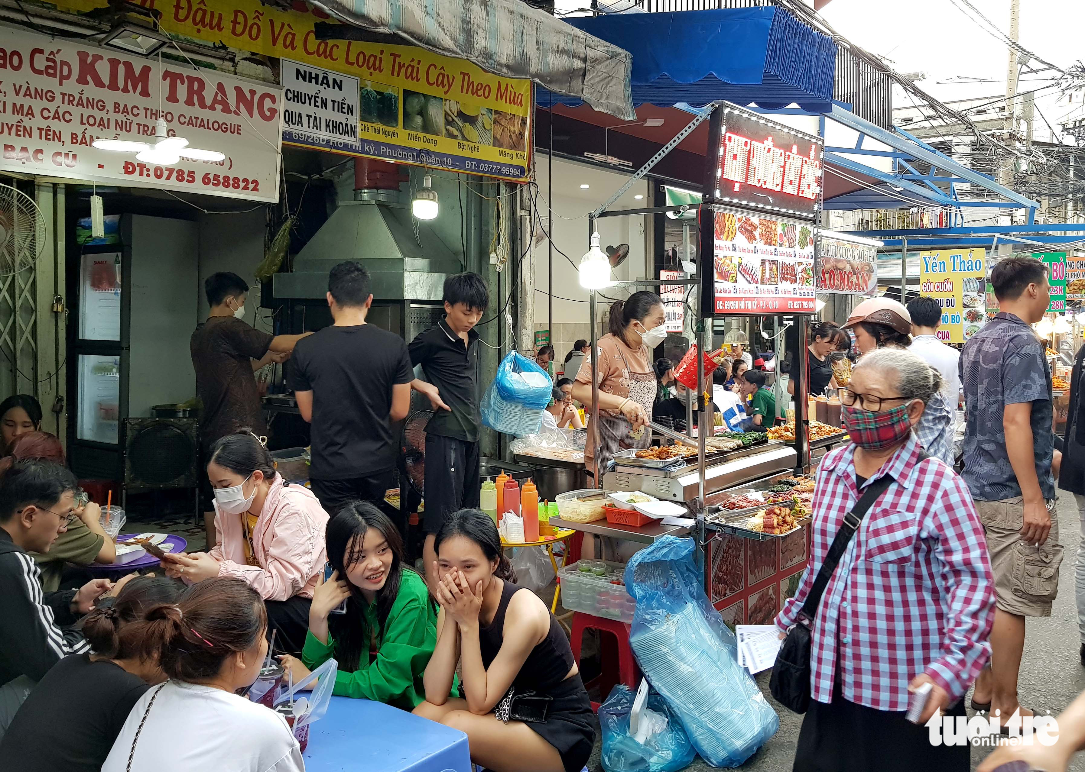 A crowded eatery at the Cambodian Market in District 10, Ho Chi Minh City, May 7, 2022. Photo: Nhat Xuan / Tuoi Tre