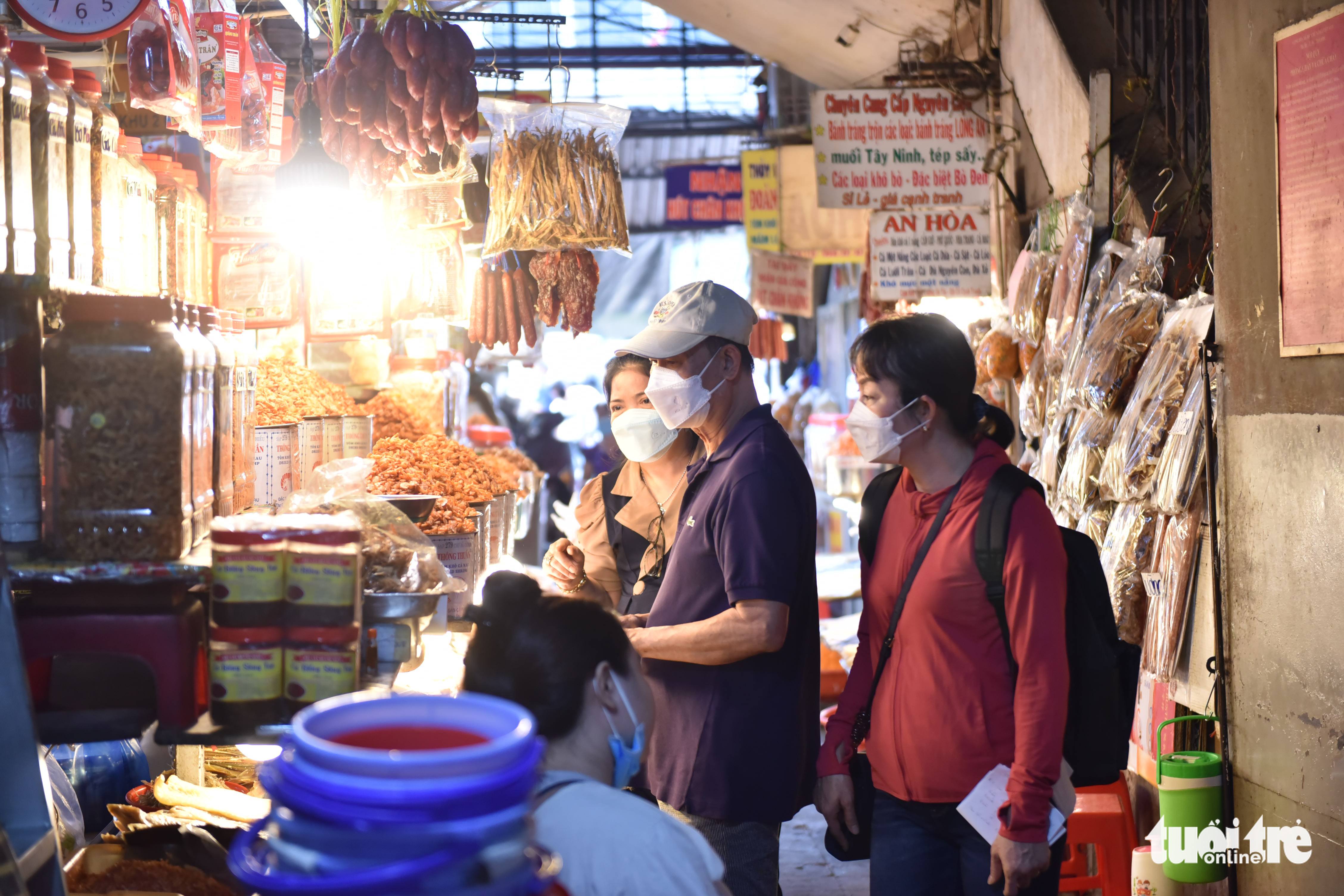 Customers browse for products at Ba Chieu Market in Binh Thanh District, Ho Chi Minh City, May 7, 2022. Photo: Ngoc Phuong / Tuoi Tre