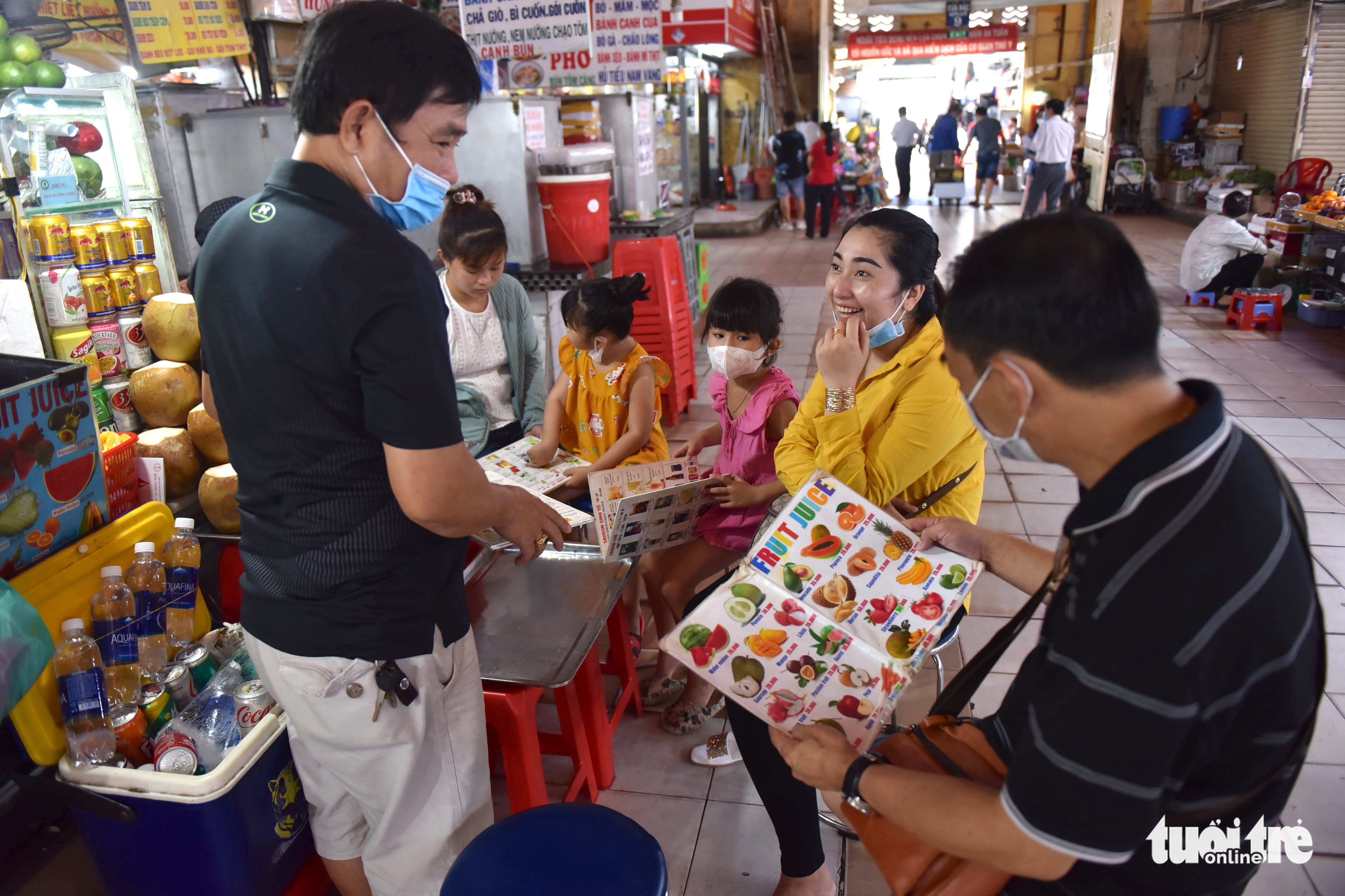 A dessert stall at Ben Thanh Market in District 1, Ho Chi Minh City, May 7, 2022. Photo: Ngoc Phuong / Tuoi Tre