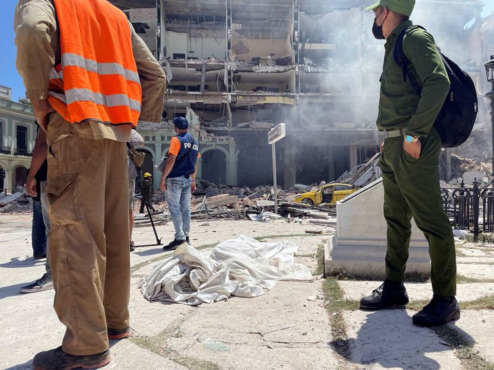 The covered body of a victim lies on the street after an explosion destroyed the Hotel Saratoga, in Havana, Cuba May 6, 2022. Photo: Reuters