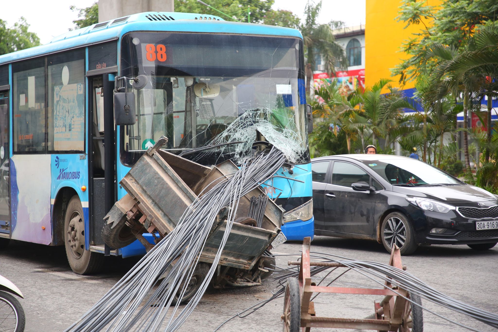 Bus pierced by dozens of iron bars following collision with motor cart in Hanoi