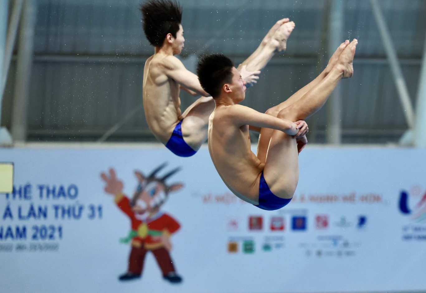 Vietnam’s divers Nguyen Tung Duong and Phuong The Anh compete in men’s three-meter synchro at the 2021 Southeast Asian (SEA) Games at the My Dinh Water Sports Stadium in Hanoi, May 8, 2022. Photo: Nguyen Khanh / Tuoi Tre