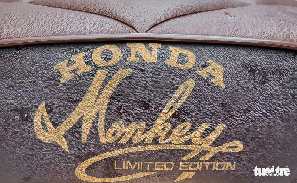 The logo of Honda Monkey Limited Edition is printed on the leather saddle. Photo: Cong Minh / Tuoi Tre