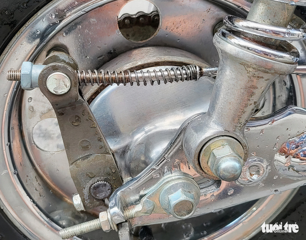 Rear drum brake and cast rims. Photo: Cong Minh / Tuoi Tre