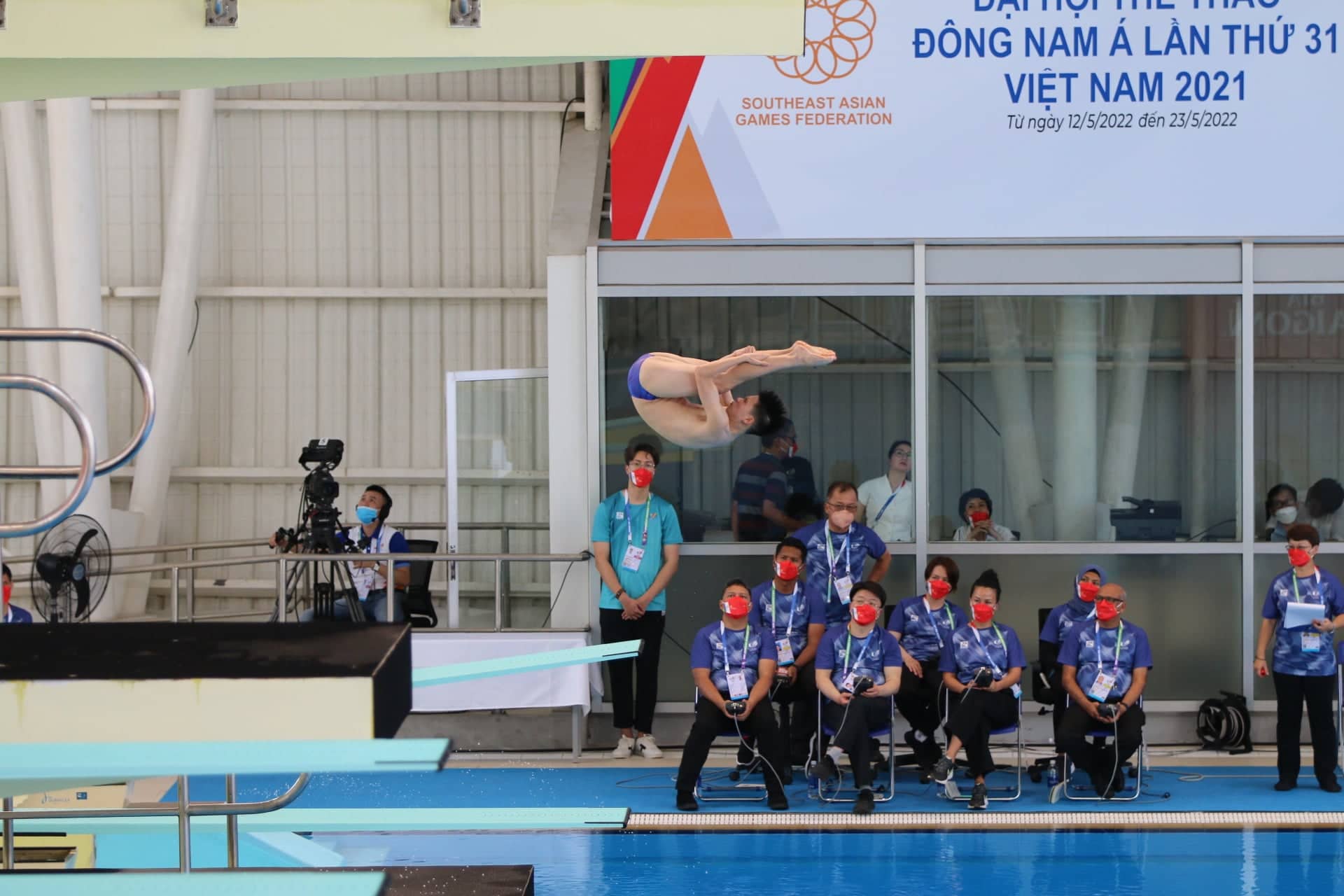 Phuong The Anh competes in the men’s singles one-meter springboard final at the 31st Southeast Asian (SEA) Games at My Dinh Water Sports Center in Hanoi, Vietnam, May 9, 2022. Photo: Tan Phuc / Tuoi Tre