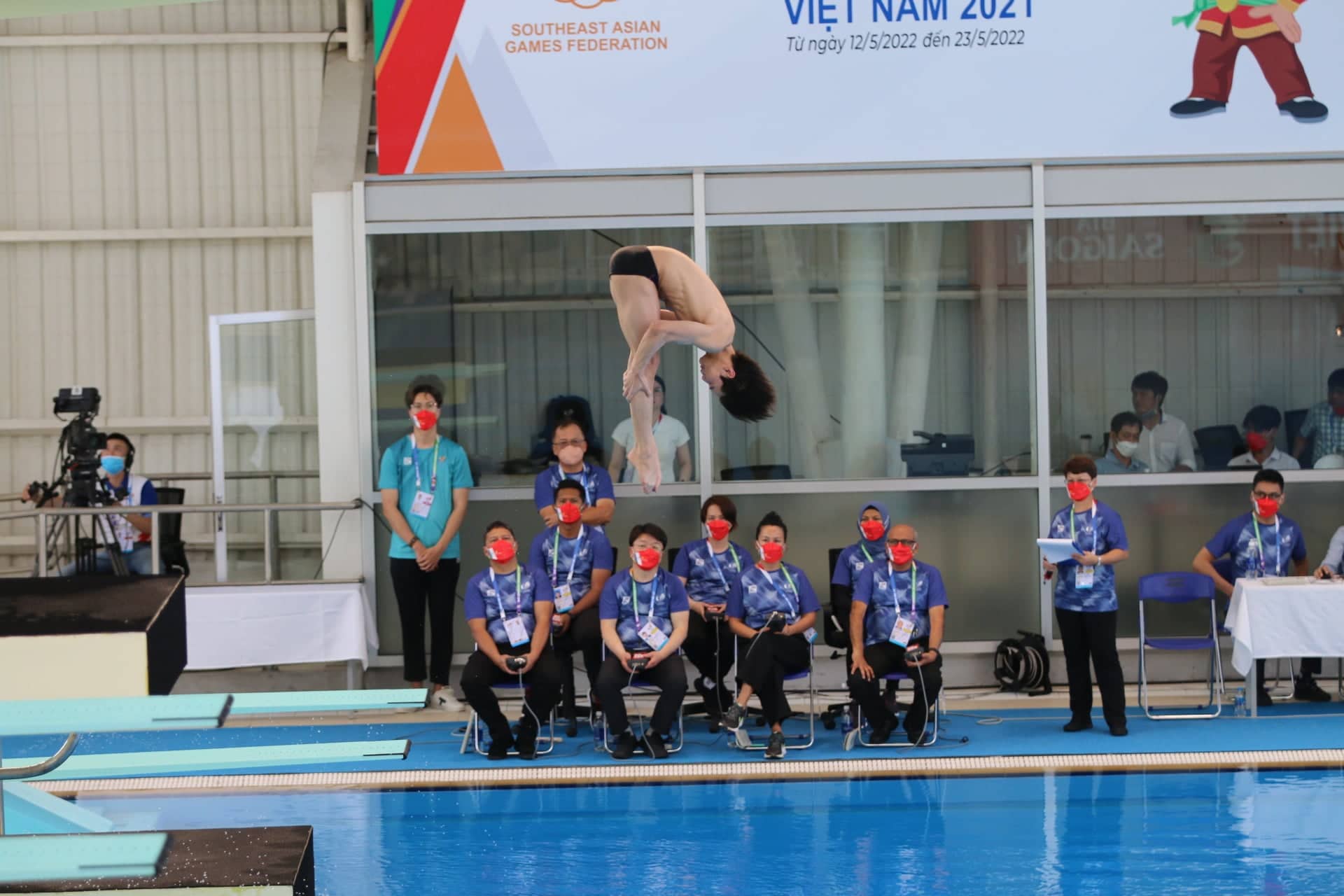 Nguyen Tung Duong competes in the men’s singles one-meter springboard final at the 31st Southeast Asian (SEA) Games at My Dinh Water Sports Center in Hanoi, Vietnam, May 9, 2022. Photo: Tan Phuc / Tuoi Tre