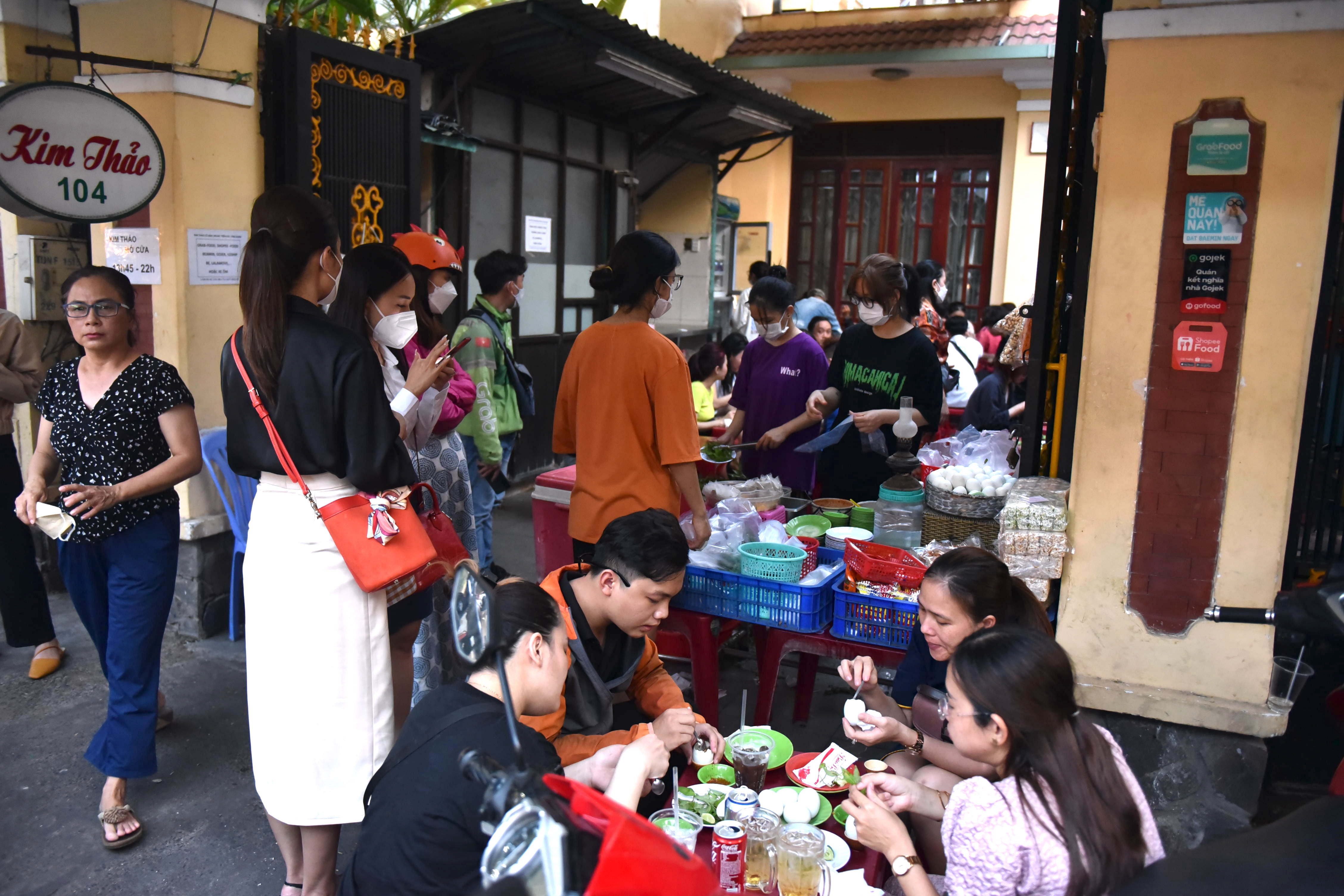 Customers enjoy baluts at Kim Thao stall in Thao Dien Ward, Thu Duc City. Photo: Ngoc Phuong / Tuoi Tre News