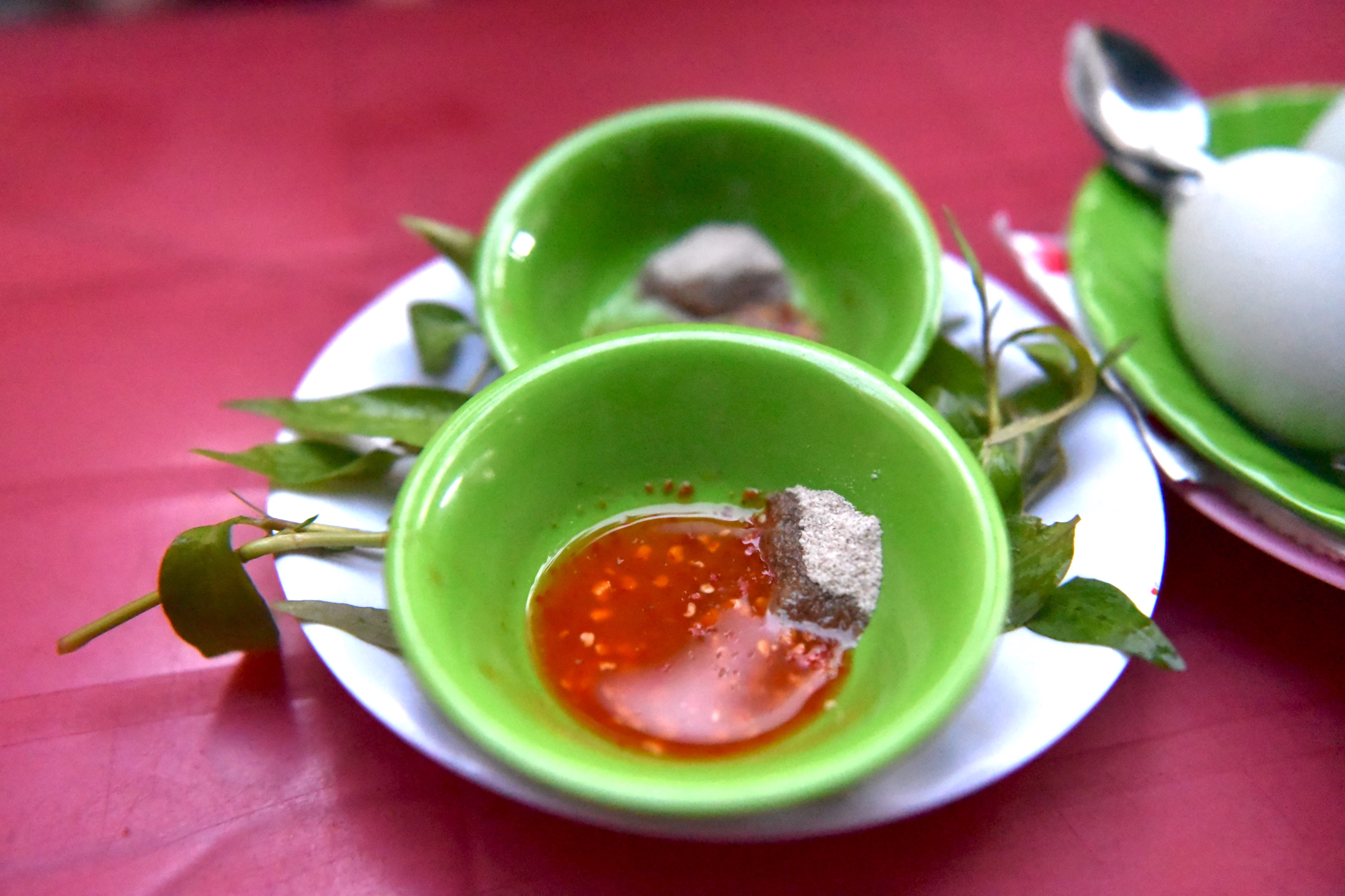 Teh dipping sauce served with balut at Kim Thao stall in Thao Dien, Thu Duc City. Photo: Ngoc Phuong / Tuoi Tre News