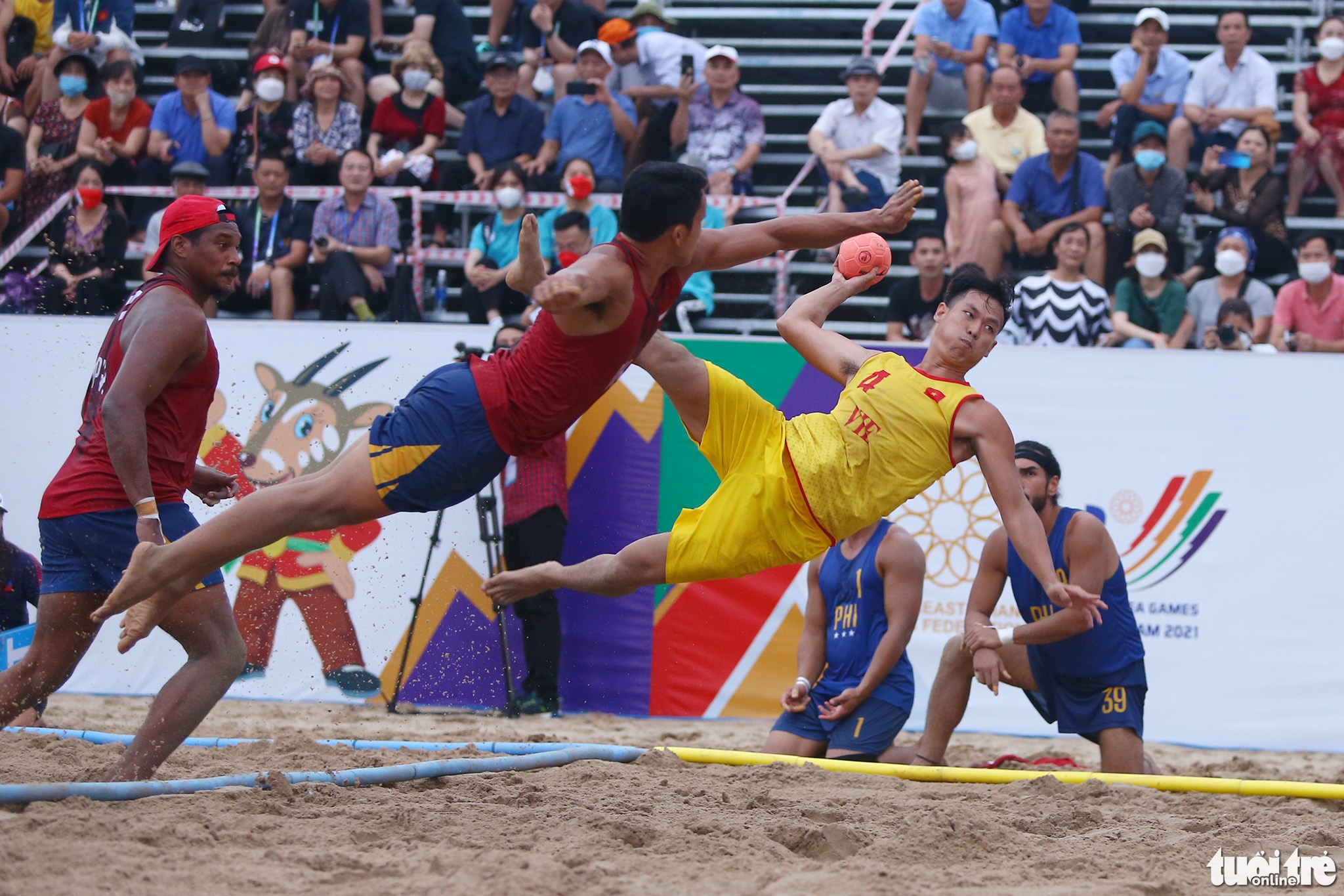 Vietnamese (yellow jersey) and Philippine athletes compete in men’s beach handball at the 31st Southeast Asian (SEA) Games in Quang Ninh Province, Vietnam, May 10, 2022. Photo: Hoang Tung / Tuoi Tre