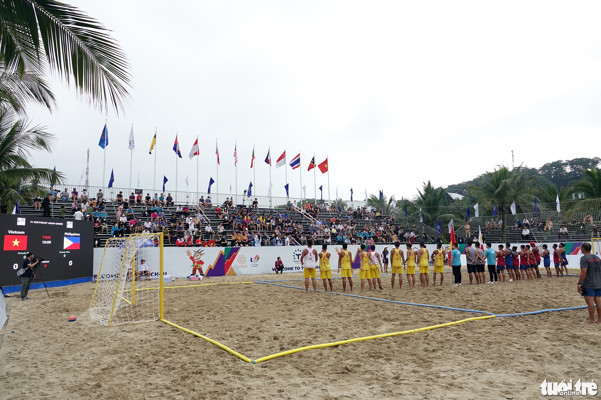 Vietnamese (yellow jersey) and Philippine athletes compete in men’s beach handball at the 31st Southeast Asian (SEA) Games in Quang Ninh Province, Vietnam, May 10, 2022. Photo: Hoang Tung / Tuoi Tre