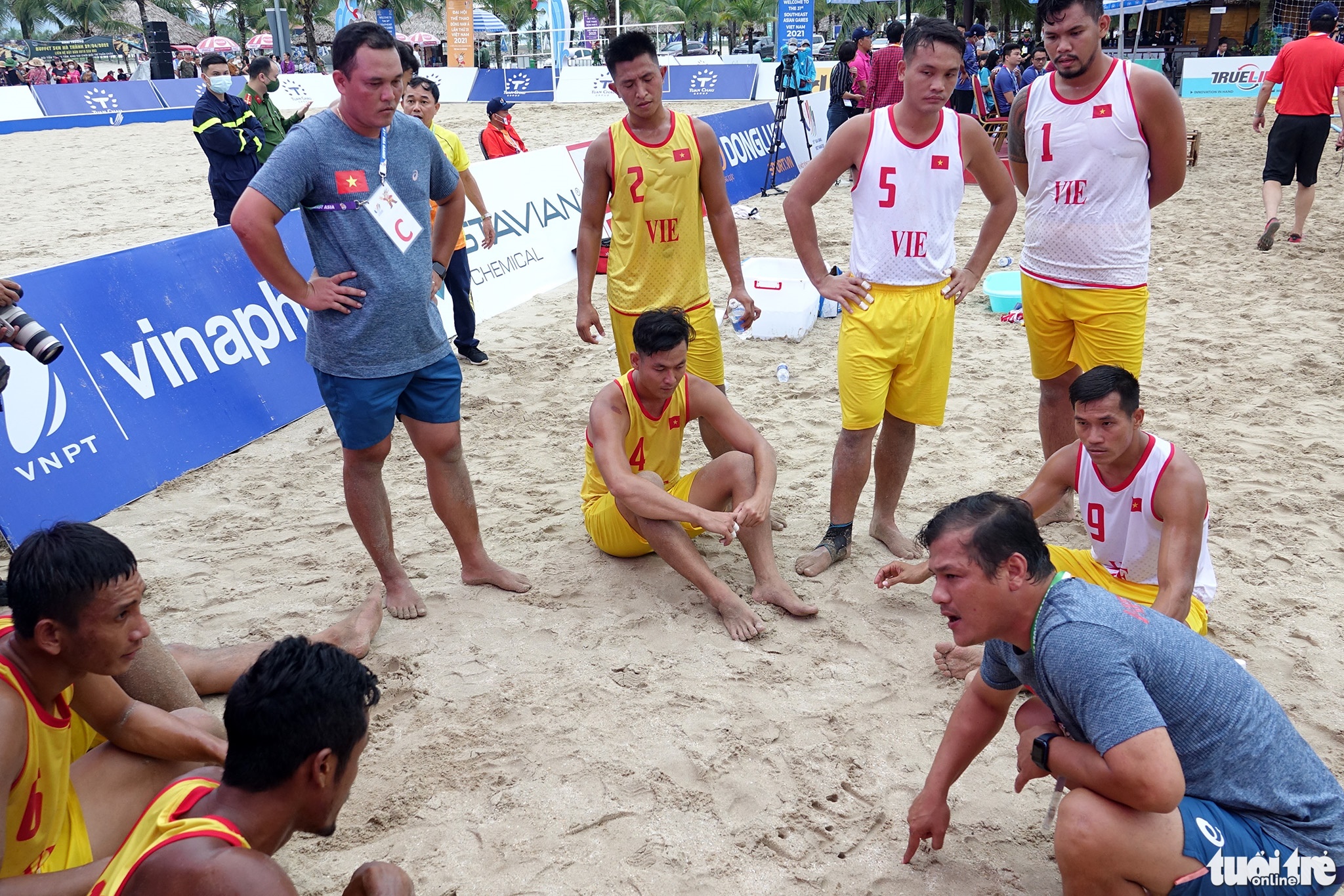 Coach Trinh Huy Cuong (R) conveys a tactic to Vietnamese beach handball players during their match against the Philippines at the 31st Southeast Asian (SEA) Games in Quang Ninh Province, Vietnam, May 10, 2022. Photo: Hoang Tung / Tuoi Tre