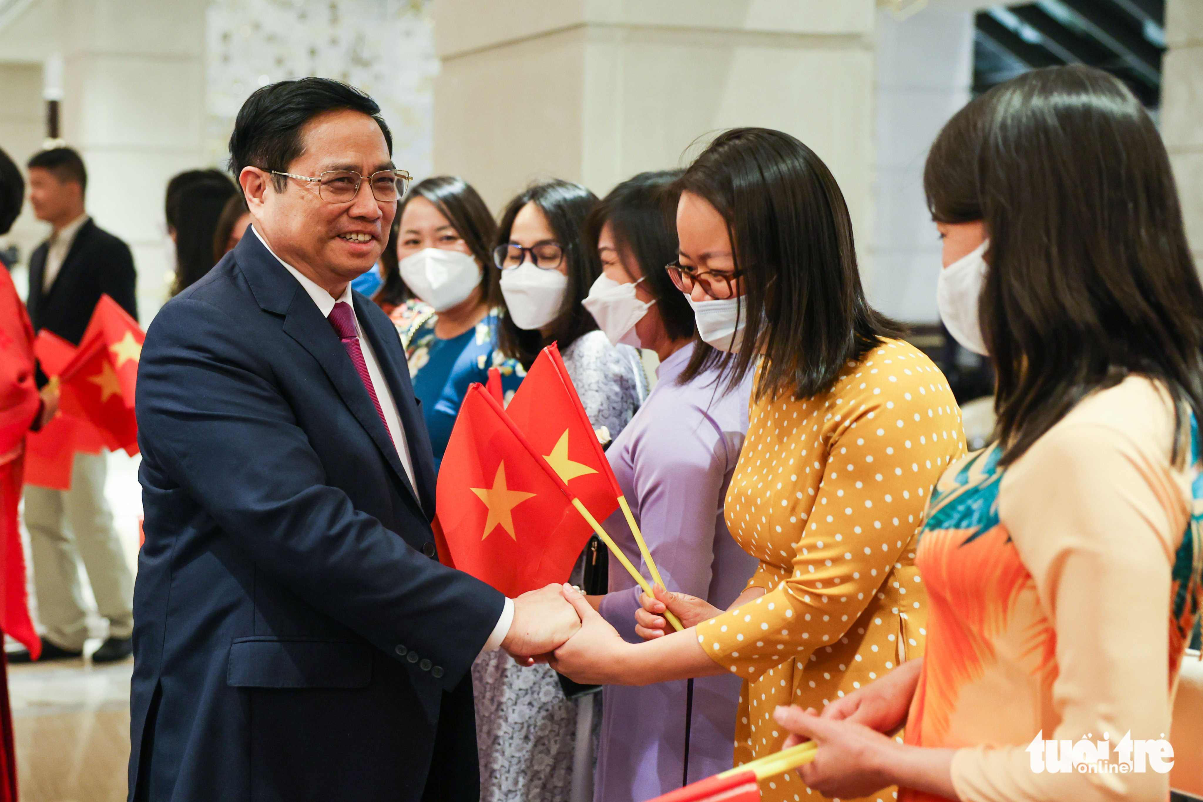 Vietnamese Prime Minister Pham Minh Chinh is welcomed by members of the Embassy of Vietnam in the U.S. in Washington D.C., May 11, 2022. Photo: Nguyen Khanh / Tuoi Tre