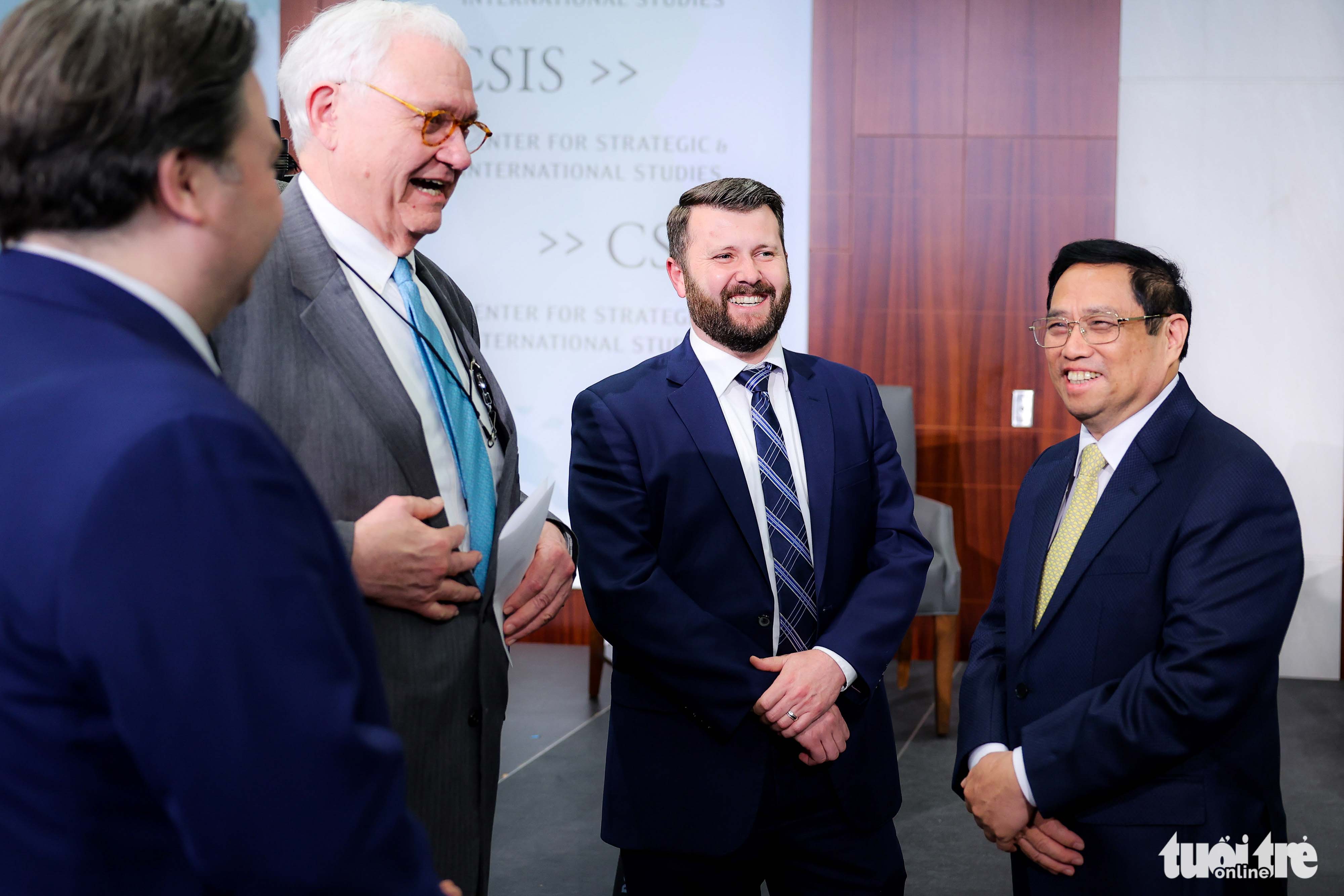 Vietnamese Prime Minister Pham Minh Chinh (R) talks with John Hamre (L,2nd), president and CEO of the CSIS, in Washington, D.C., May 11, 2022. Photo: Nguyen Khanh / Tuoi Tre