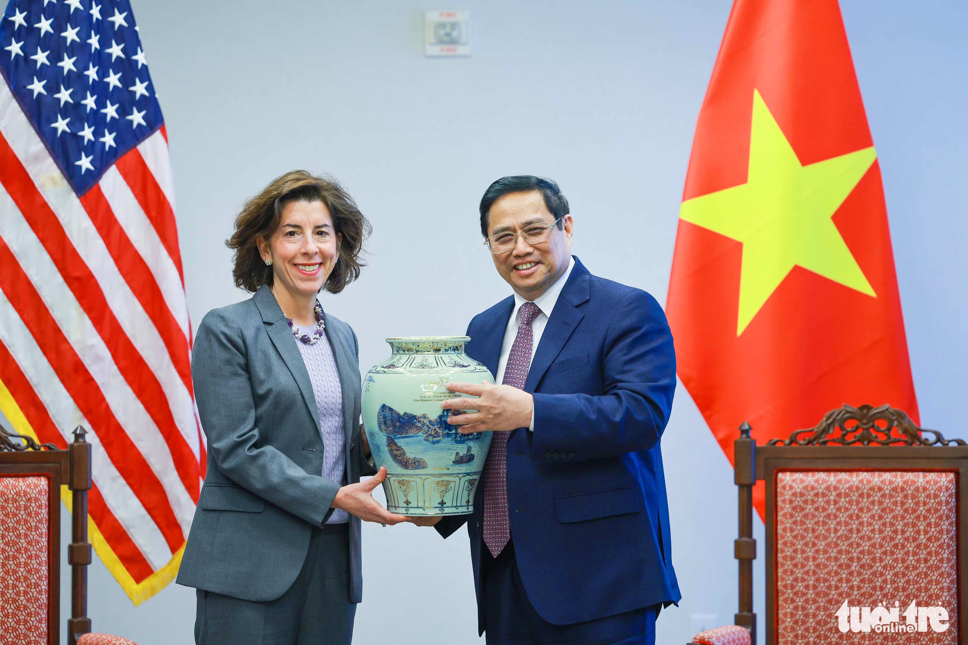 Vietnamese Prime Minister Pham Minh Chinh presents a gift to U.S. Secretary of Commerce Gina Raimondo in Washington, D.C., May 11, 2022. Photo: Nguyen Khanh / Tuoi Tre