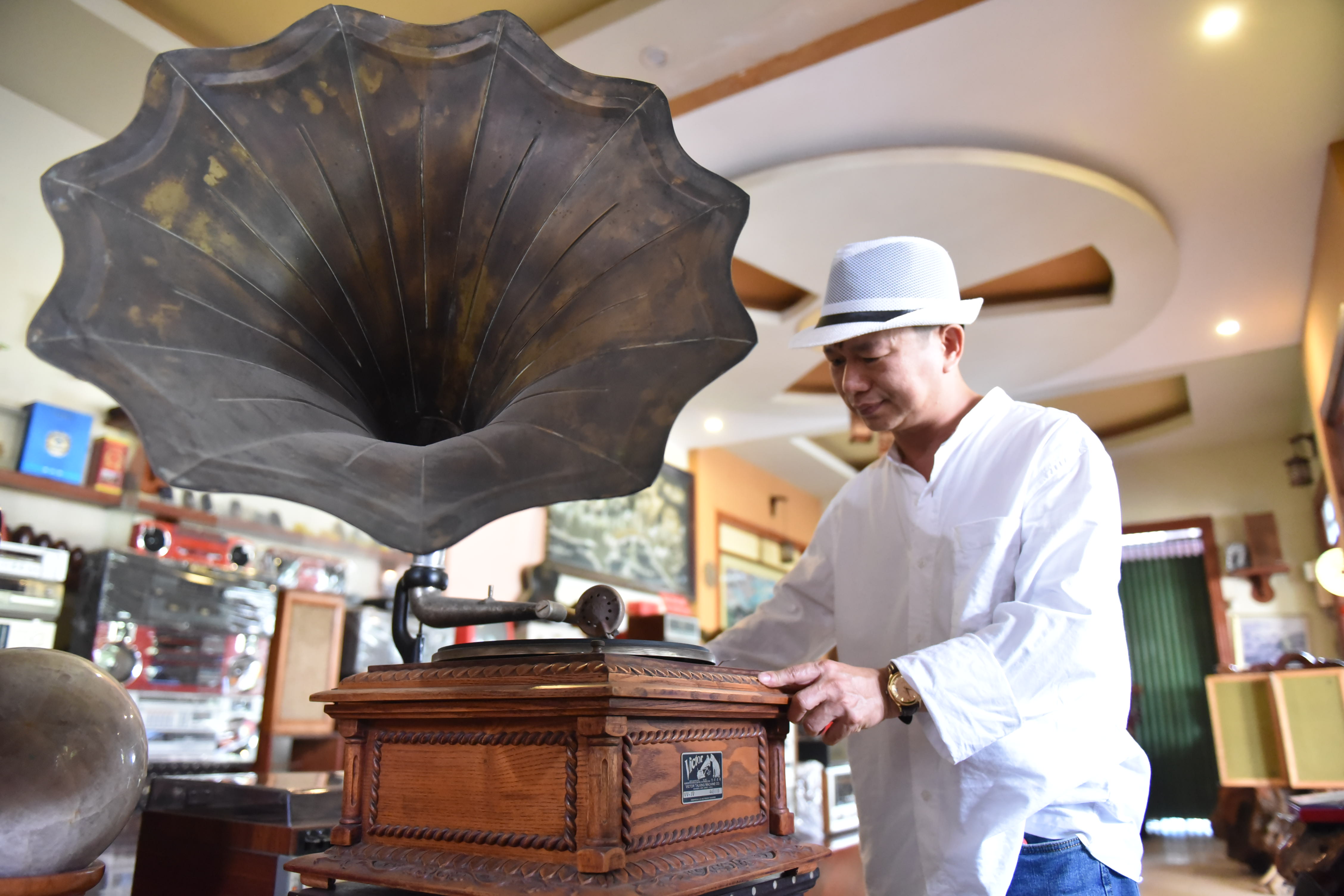 A 1904 Victor gramophone which is still working in Tuan Akai’s collection. Photo: Ngoc Phuong / Tuoi Tre News
