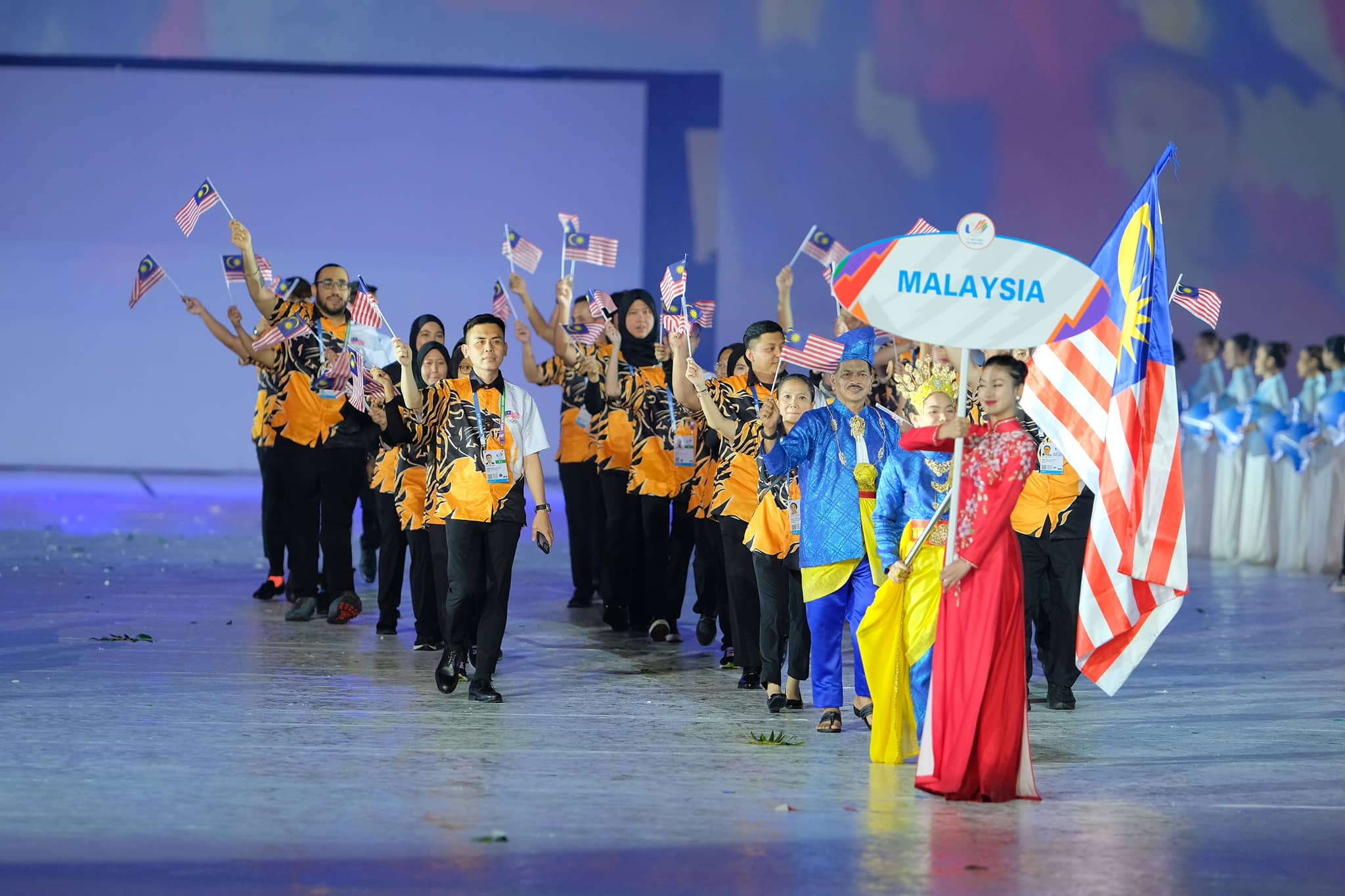 Malaysian delegates wave during the opening ceremony of the 31st Southeast Asian (SEA) Games at My Dinh National Stadium in Hanoi, Vietnam, May 12, 2022. Photo: Nam Tran / Tuoi Tre
