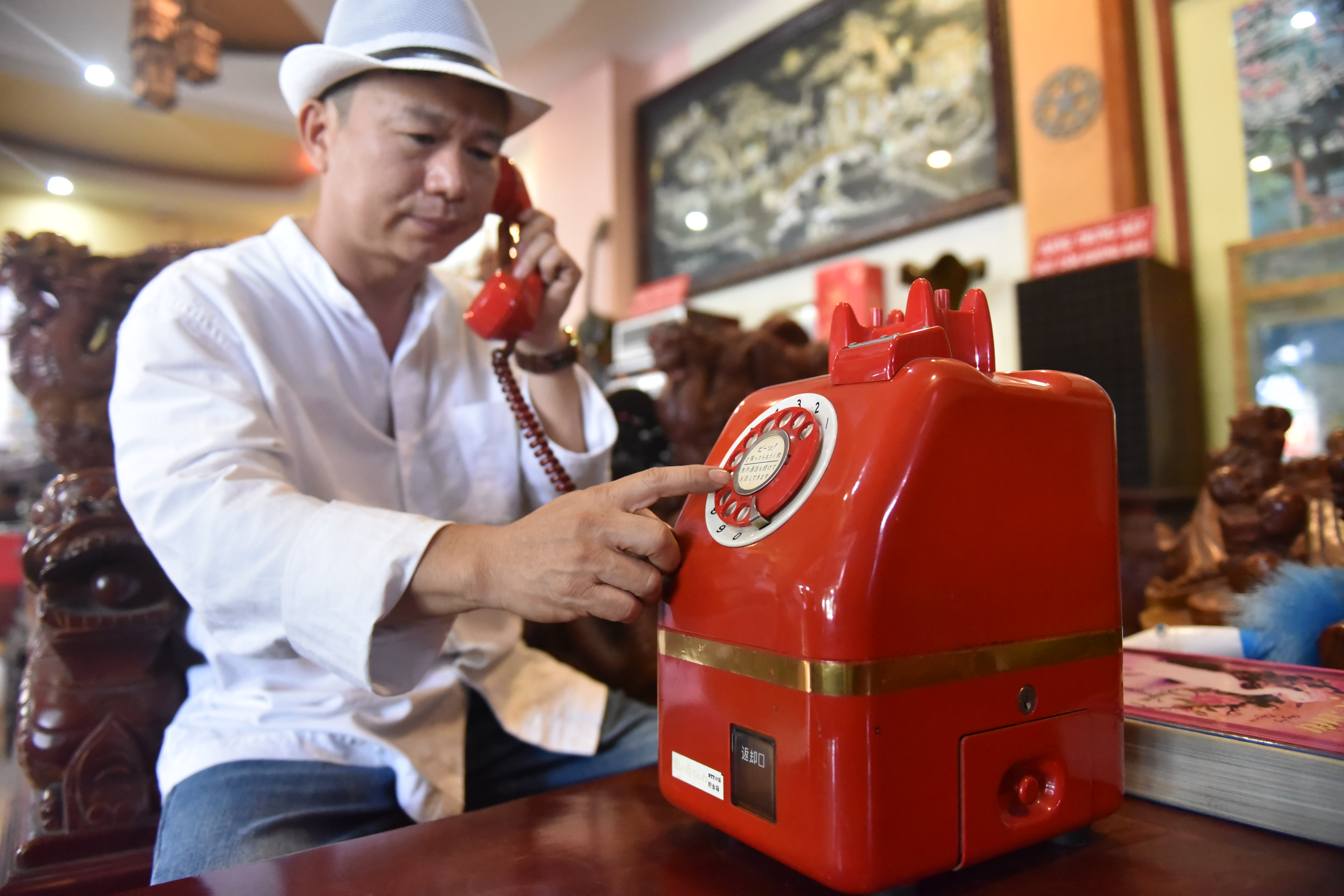 A Japanese rotary telephone weighing nearly 10kg in Tuan Akai’s collection. Photo: Ngoc Phuong / Tuoi Tre News