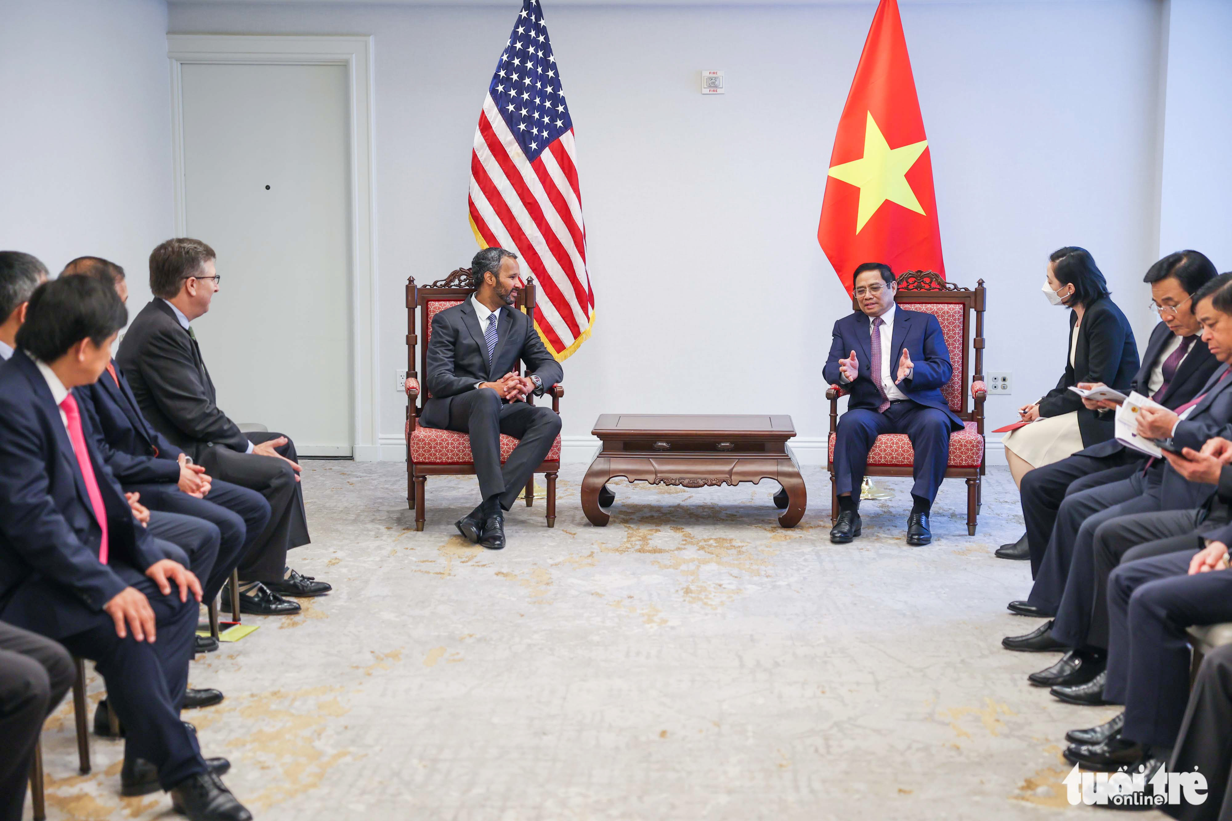 Vietnamese Prime Minister Pham Minh Chinh talks with senior vice president of Boeing Marc Allen in Washington, D.C., May 11, 2022. Photo: Nguyen Khanh / Tuoi Tre