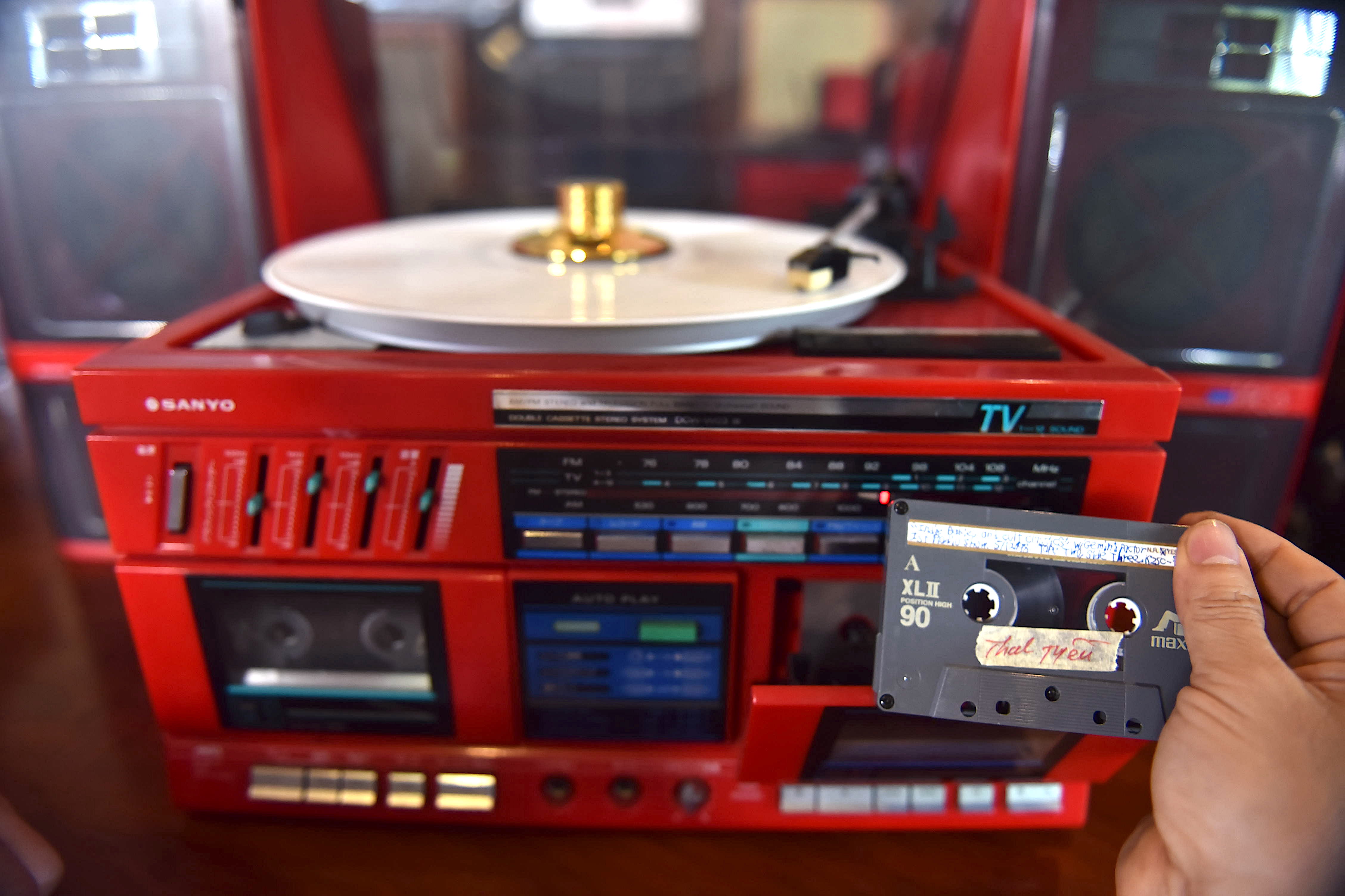 A device combining a turntable with a cassette in Tuan Akai’s collection. Photo: Ngoc Phuong / Tuoi Tre News