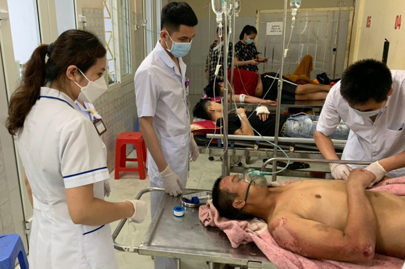 The victim is admitted to the Ngoc Lac regional general hospital, May 11, 2022. Photo: Thanh Hoa Police