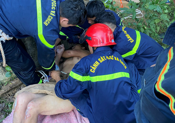 The victim was taken out of the well. Photo: Thanh Hoa Police