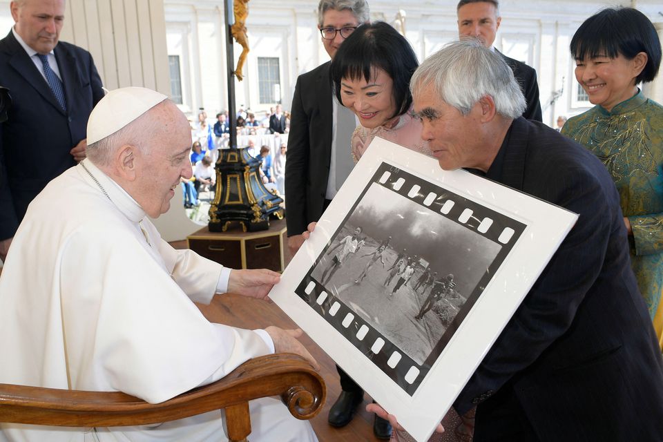 Vietnamese photographer gives pope famous 'Napalm Girl' picture