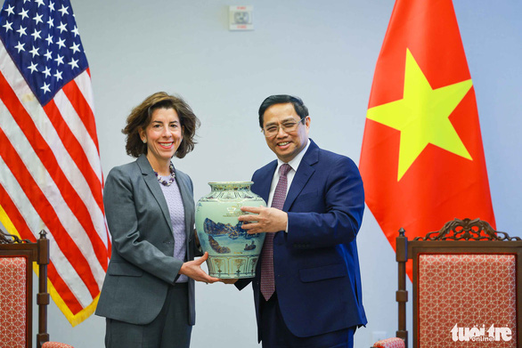 Vietnam premier, US commerce secretary meet, oversee signing of 10 cooperation deals