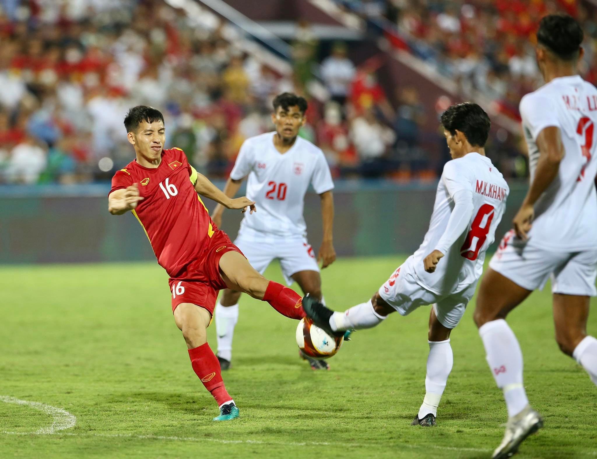 Vietnamese (red jersey) and Myanmarese players vie for a ball during their Group A game in men's football at the 31st Southeast Asian (SEA) Games at Viet Tri Stadium in Phu Tho Province, Vietnam, May 13, 2022. Photo: Nguyen Khoi / Tuoi Tre