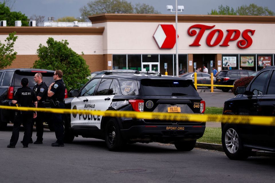 Police officers secure the scene after a shooting at TOPS supermarket in Buffalo, New York, U.S. May 14, 2022. Photo: REUTERS