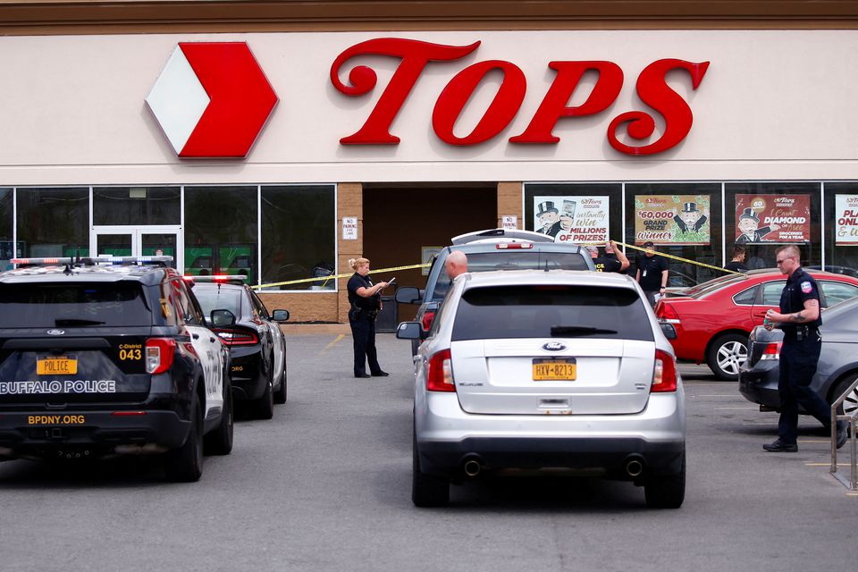 Police officers secure the scene after a shooting at TOPS supermarket in Buffalo, New York, U.S. May 15, 2022. Photo: REUTERS