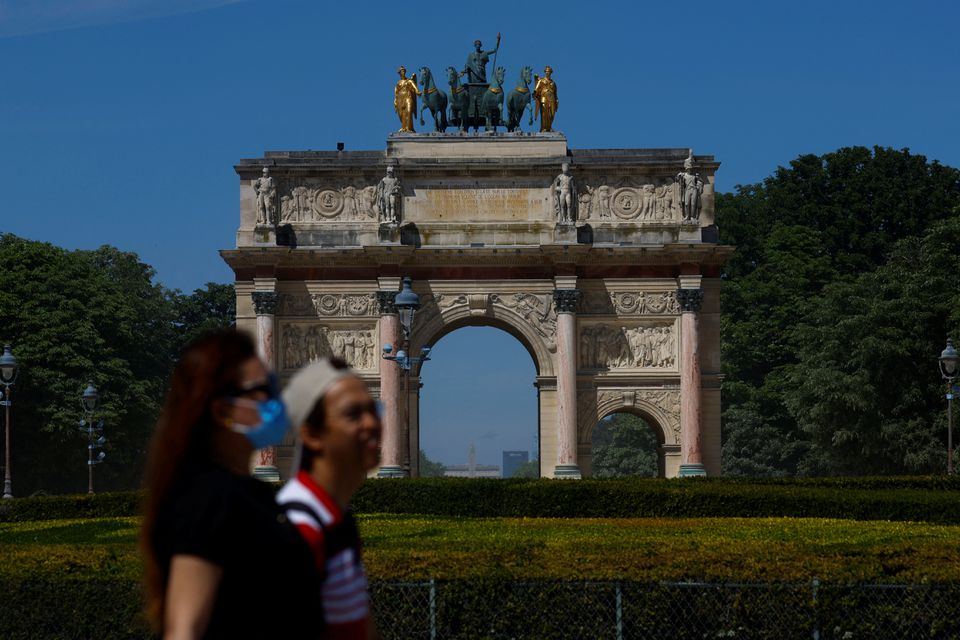 People walk past the Arc de Triomphe du Carrousel next to the Louvre museum on a sunny day in Paris, France, May 11, 2022. Photo: Reuters