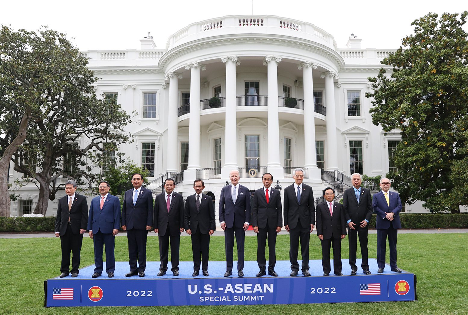U.S. President Joe Biden and leaders of ASEAN member countries pose for a photo in Washington, D.C., May 12, 2022. Photo: Duong Giang / Tuoi Tre