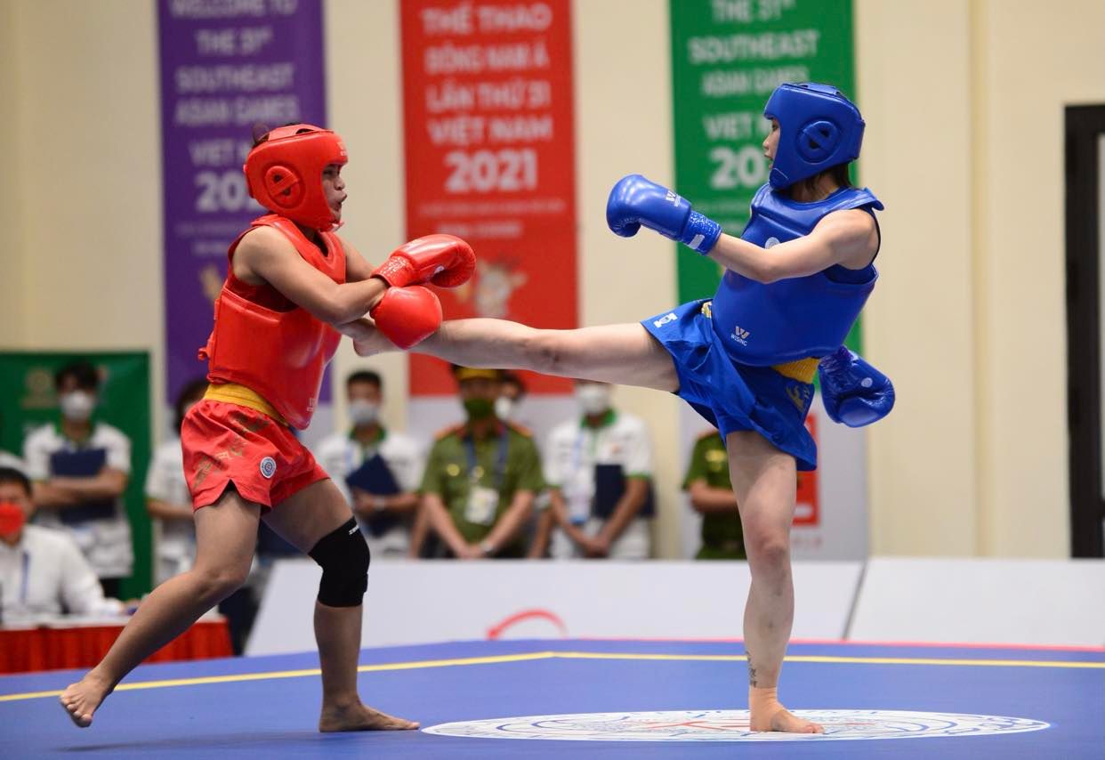 Ngo Thi Phuong Nga (in blue) competes in the women's wushu 52kg final at the 31st Southeast Asian (SEA) Games, May 15, 2022. Photo: Quang Dinh / Tuoi Tre