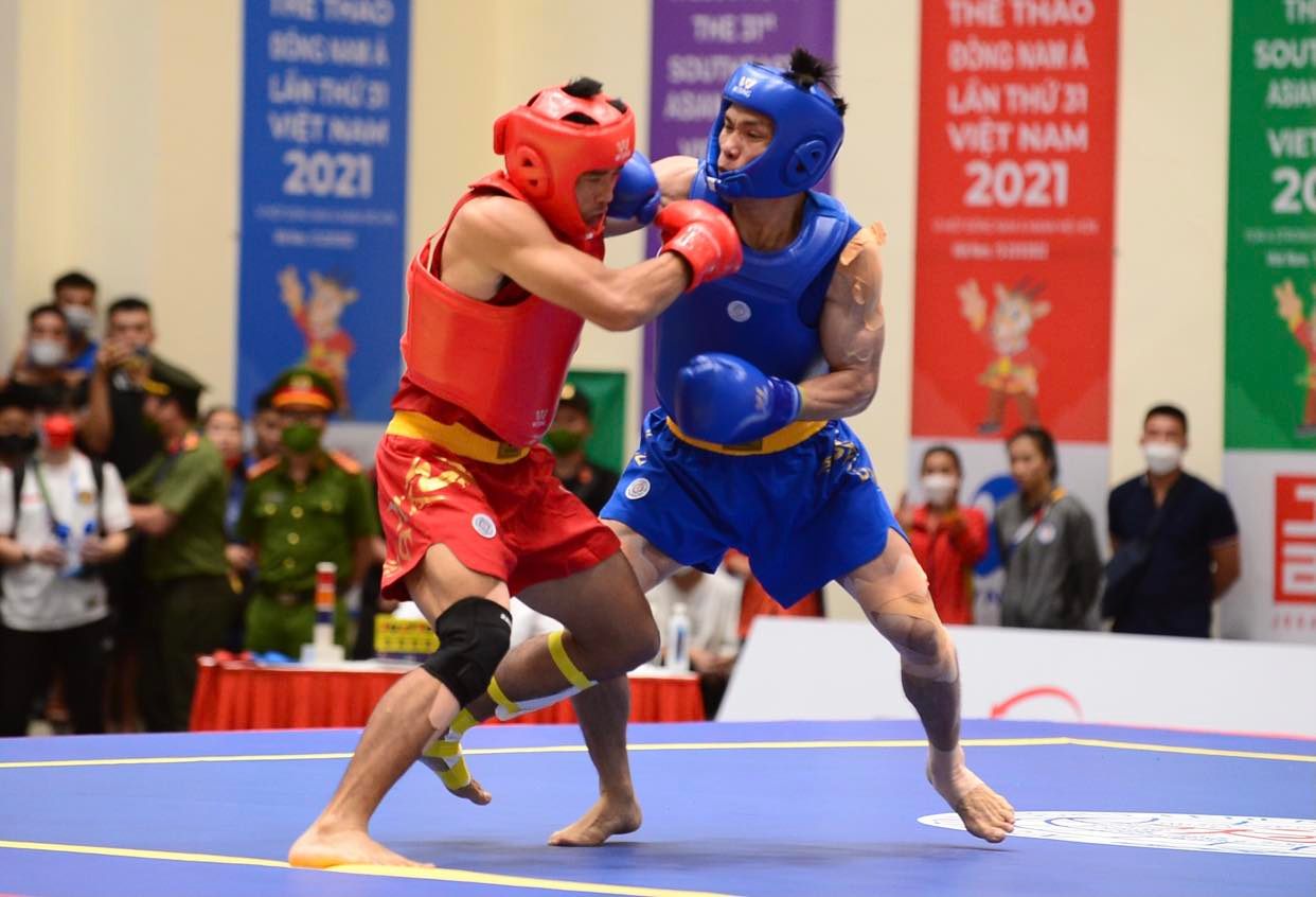 Nguyen Van Tai (in blue) competes in the men's wushu 70kg final at the 31st Southeast Asian (SEA) Games, May 15, 2022. Photo: Quang Dinh / Tuoi Tre
