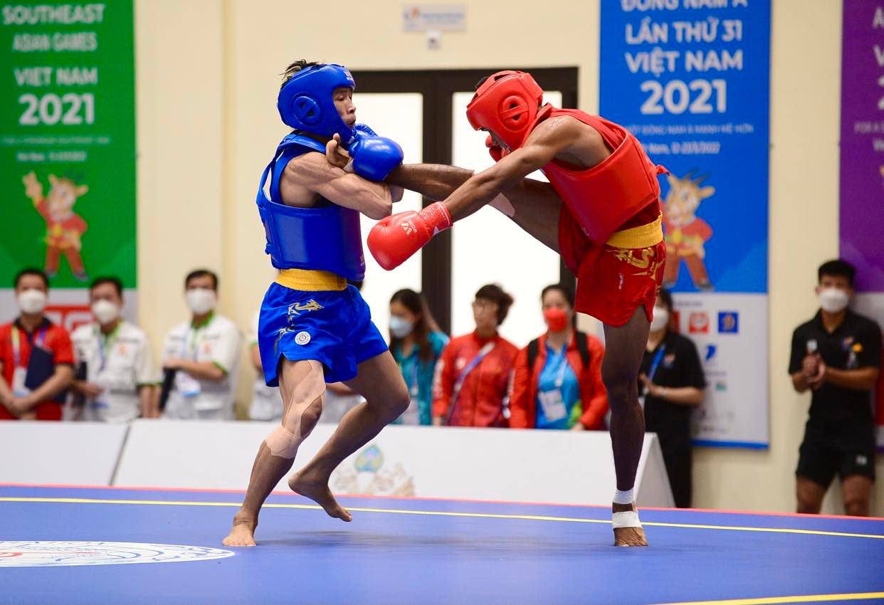 Bui Truong Giang (in blue) competes in the men's wushu 60kg final at the 31st Southeast Asian (SEA) Games, May 15, 2022. Photo: Quang Dinh / Tuoi Tre