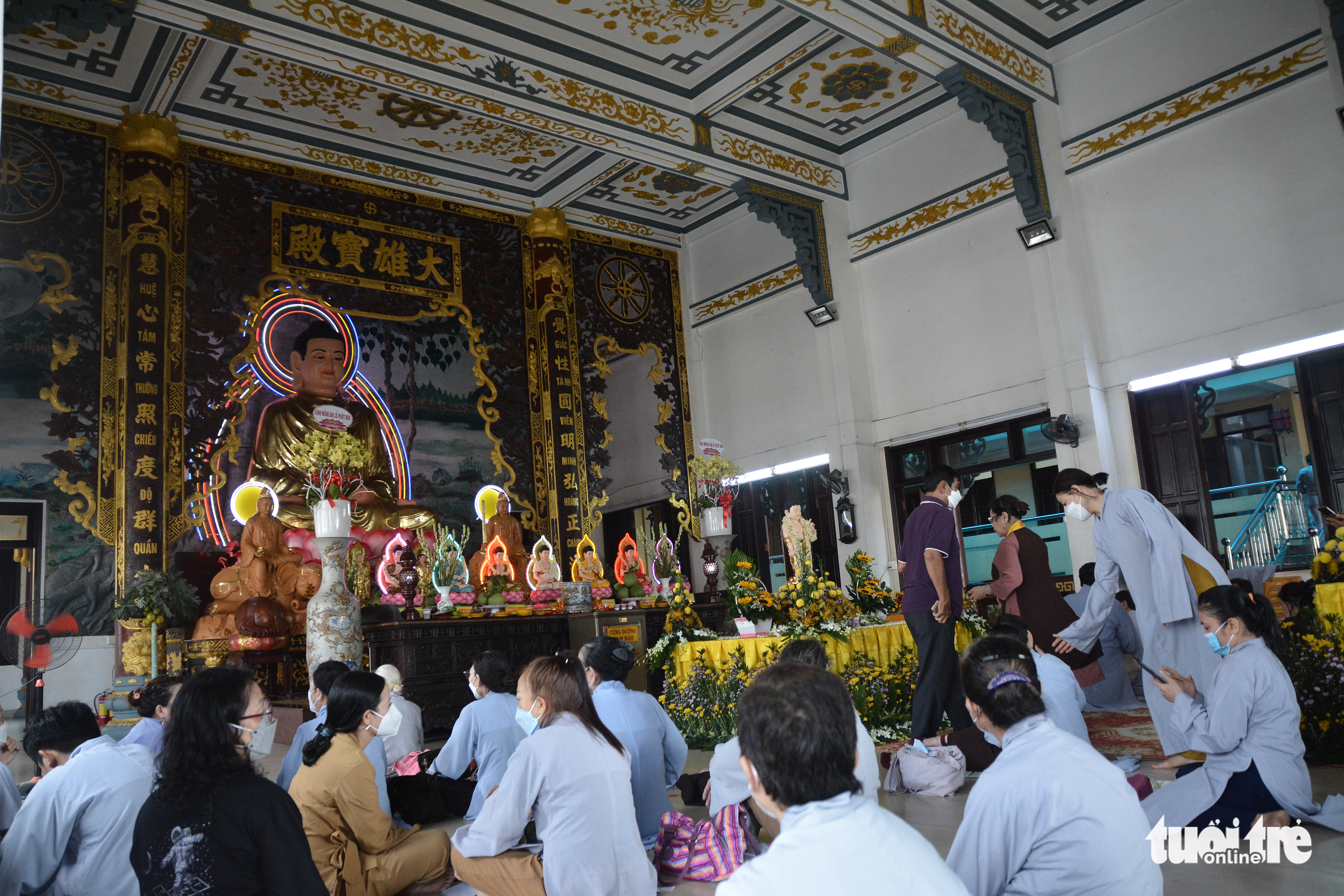 Buddhists are pictured at Giac Hue Pagoda in District 7, Ho Chi Minh City, May 15, 2022. Photo: Thao Linh / Tuoi Tre