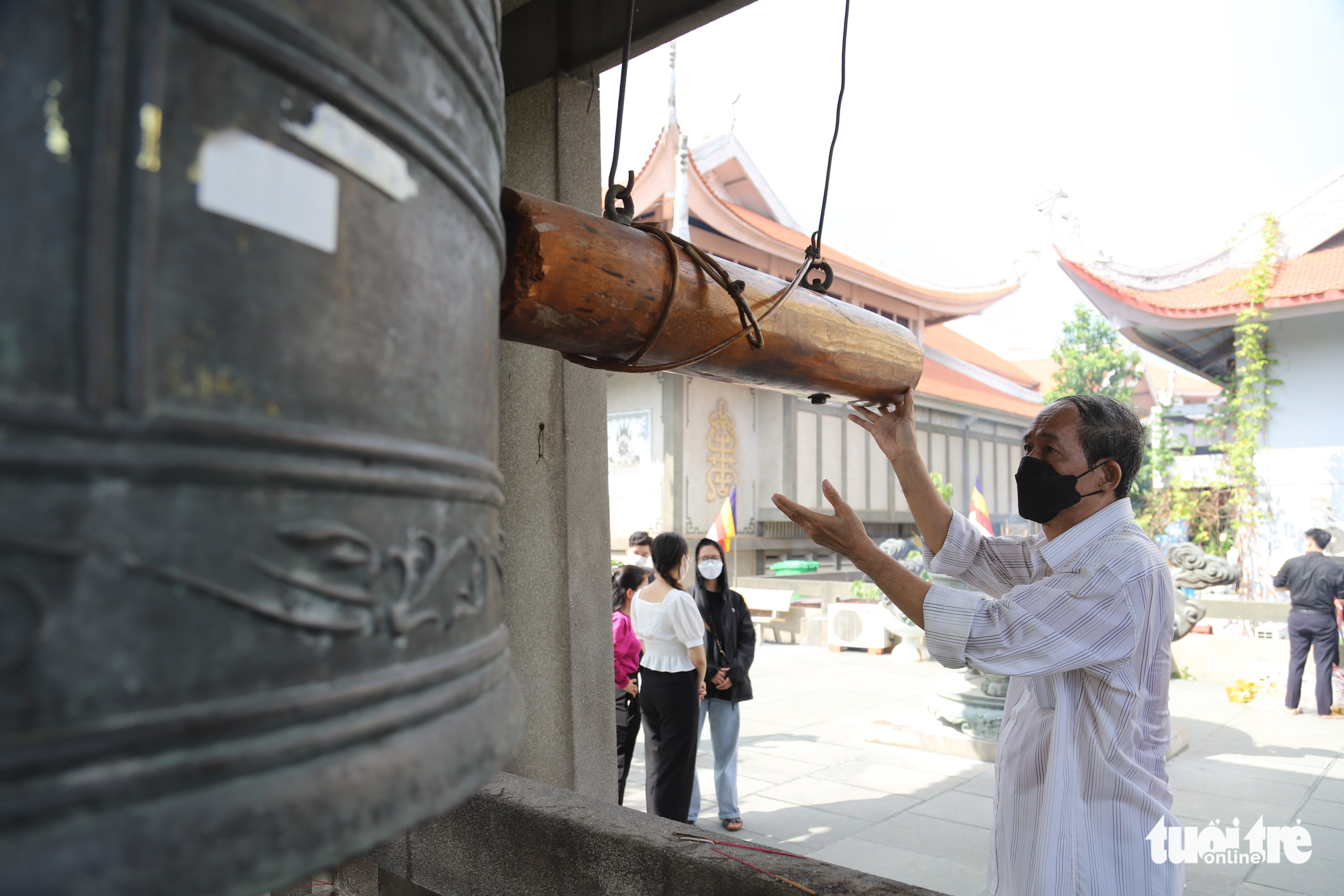 A man rings a bell to pray for peace and safety at Vinh Nghiem Pagoda in District 3, Ho Chi Minh City, May 15, 2022. Photo: Nguyen Khang / Tuoi Tre