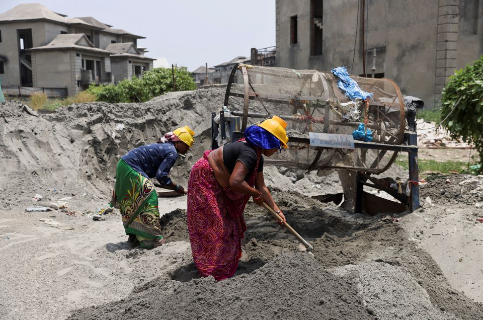 Labourers work at a construction site on a hot summer day in Noida, India, May 12, 2022. Photo: Reuters