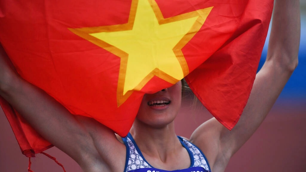 Vietnam close on 100 gold as couple win just minutes apart