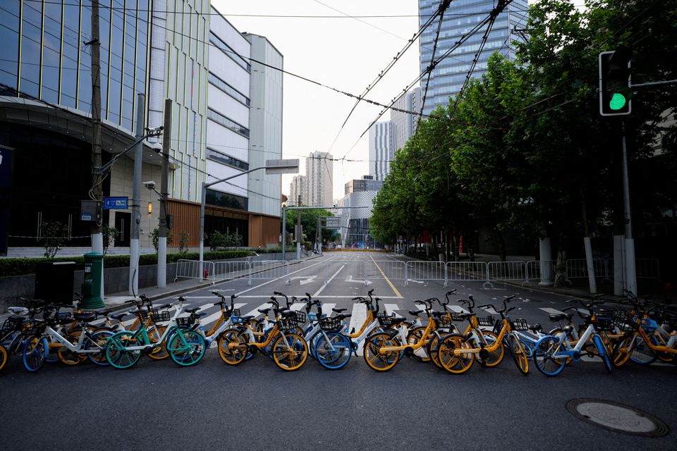 Bicycles from a bike-sharing service block a street during lockdown, amid the coronavirus disease (COVID-19) pandemic, in Shanghai, China, May 16, 2022. Photo: Reuters