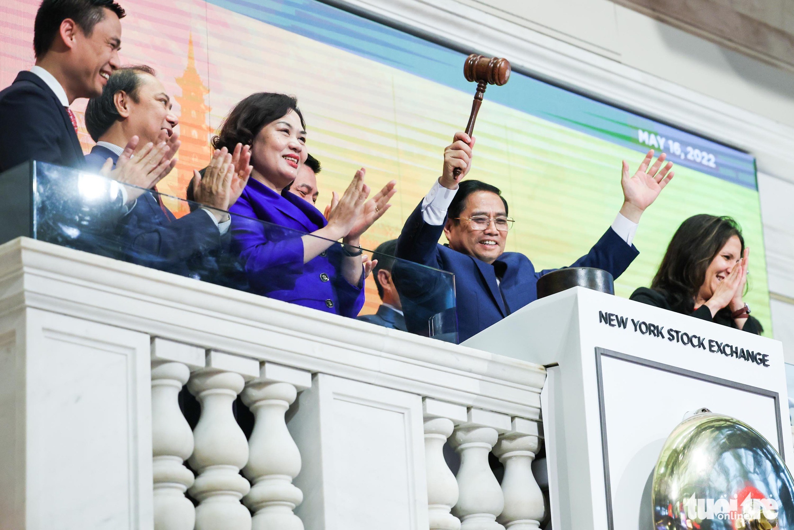 Vietnamese premier rings bell to close trading session at New York Stock Exchange