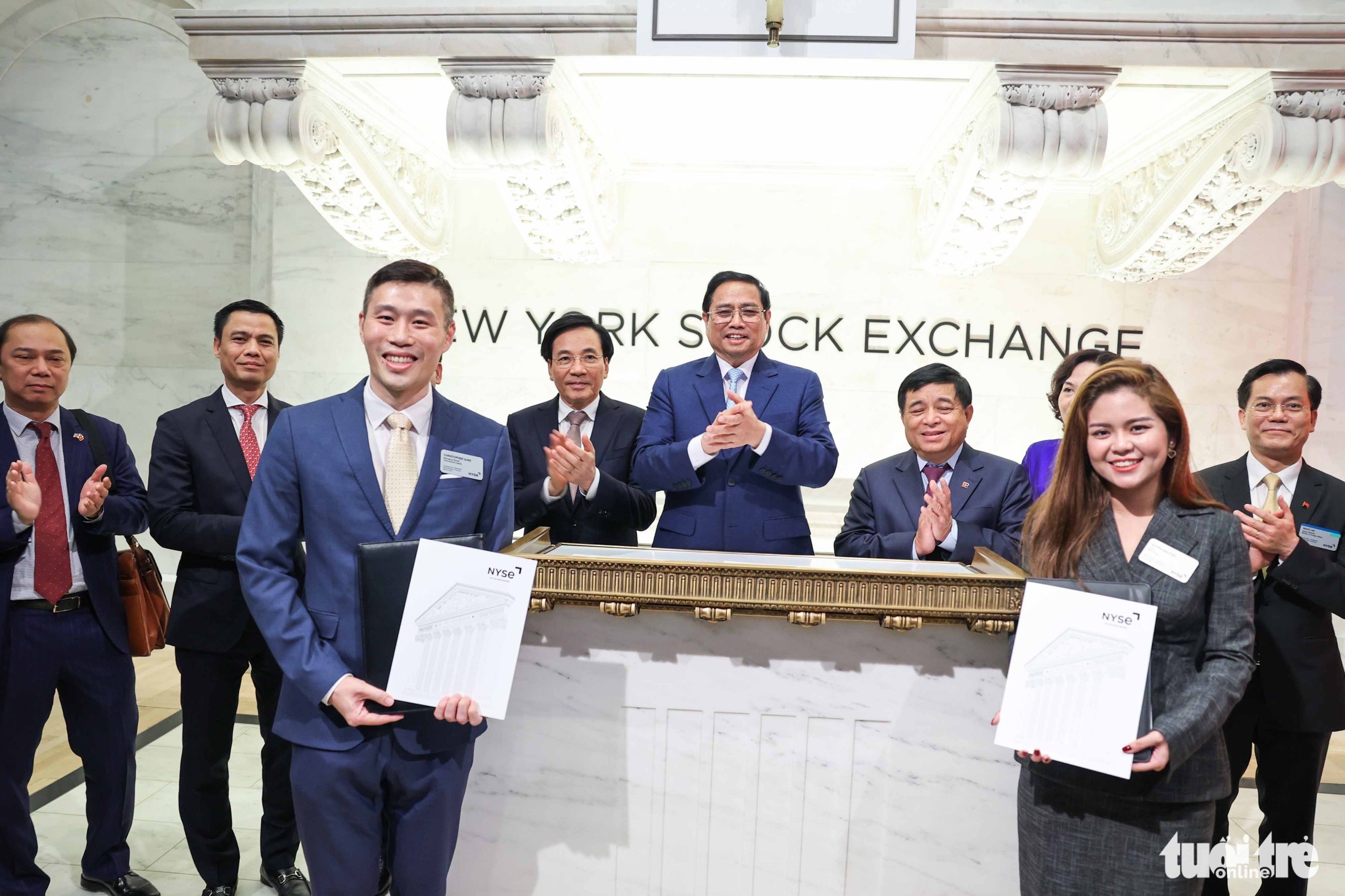 Vietnamese Prime Minister Pham Minh Chinh witnesses the signing of a cooperation document between Vietnamese and American partners at the New York Stock Exchange, May 16, 2022. Photo: Nguyen Khanh / Tuoi Tre