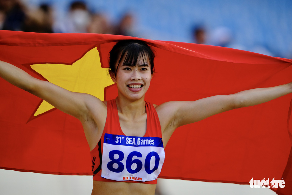 Vu Thi Ngoc Ha celebrates her gold medal in the women’s long jump at the 31st Southeast Asian (SEA) Games at My Dinh National Stadium in Hanoi, May 16, 2022. Photo: Nam Tran / Tuoi Tre