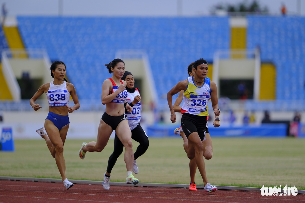 Athletes compete in the women’s 800-meter run at the 31st Southeast Asian (SEA) Games at My Dinh National Stadium in Hanoi, May 16, 2022. Photo: Nam Tran / Tuoi Tre