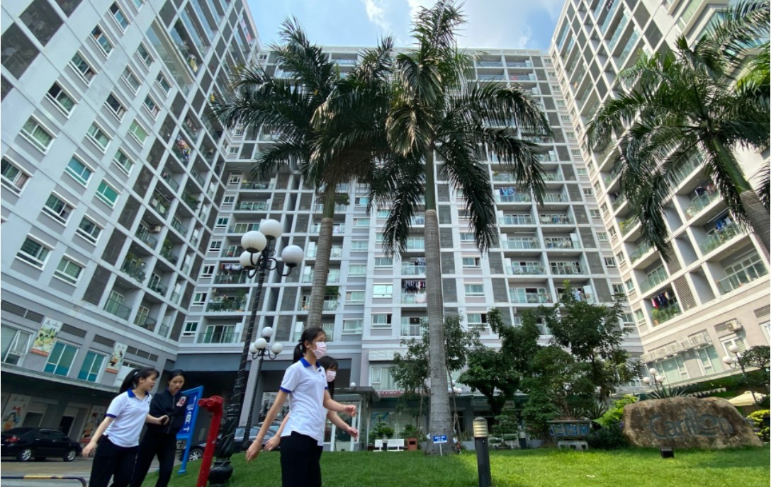 Many young white-collar workers in Ho Chi Minh City cannot buy a house or apartment with their income, although they are doing their best, as property prices have increased in recent years. Photo: Tu Trung / Tuoi Tre News