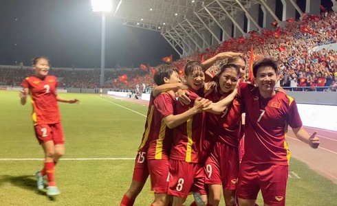 Vietnamese players celebrate their goal in the women's football semifinal against Myanmar at the 31st Southeast Asian (SEA) Games at Cam Pha Stadium in northern Quang Ninh Province, Vietnam, May 18, 2022. Photo: Tuoi Tre
