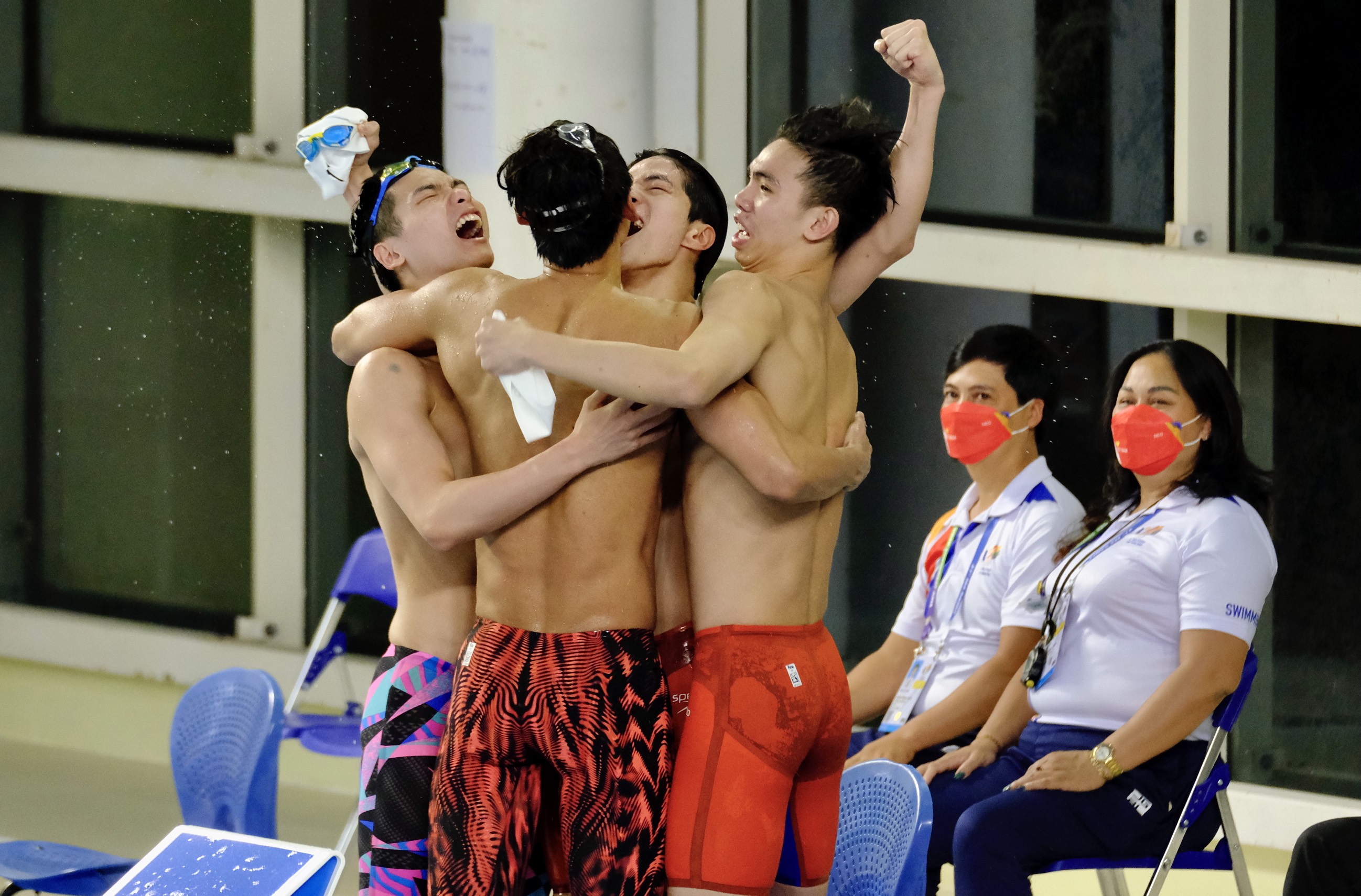 Vietnamese swimmers react after finishing first in the men’s freestyle 4x200m relay event at the 31st Southeast Asian (SEA) Games at My Dinh Water Sports Center in Hanoi, May 17, 2022. Photo: Nam Tran / Tuoi Tre